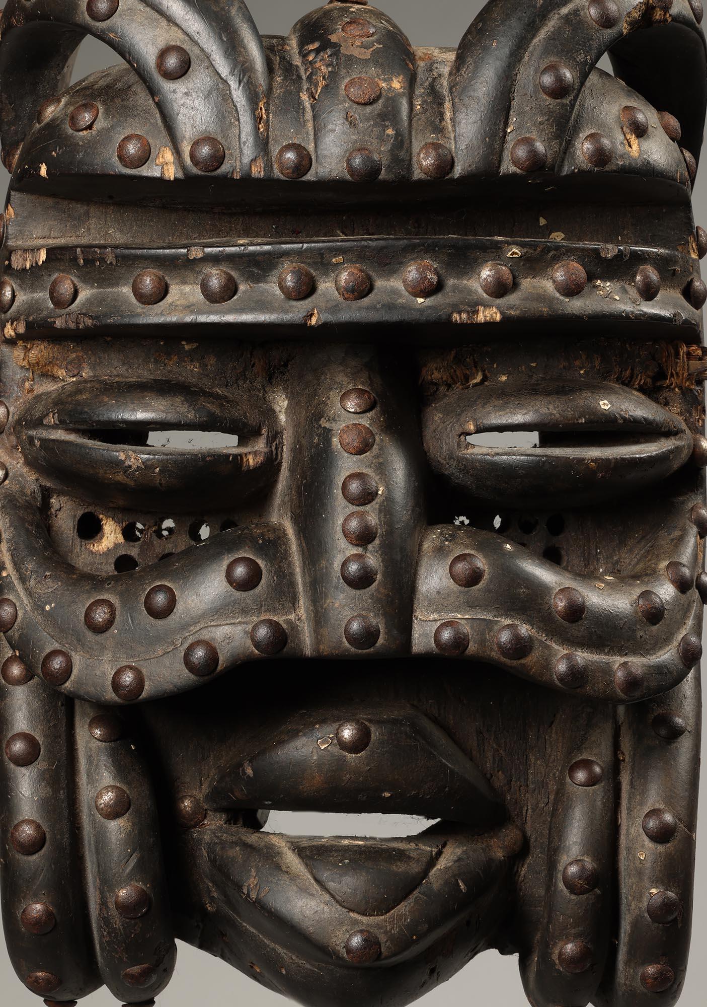 Ivoirien Masque de bété classique avec défenses incurvées à moustaches et clous, Côte d'Ivoire, Afrique en vente