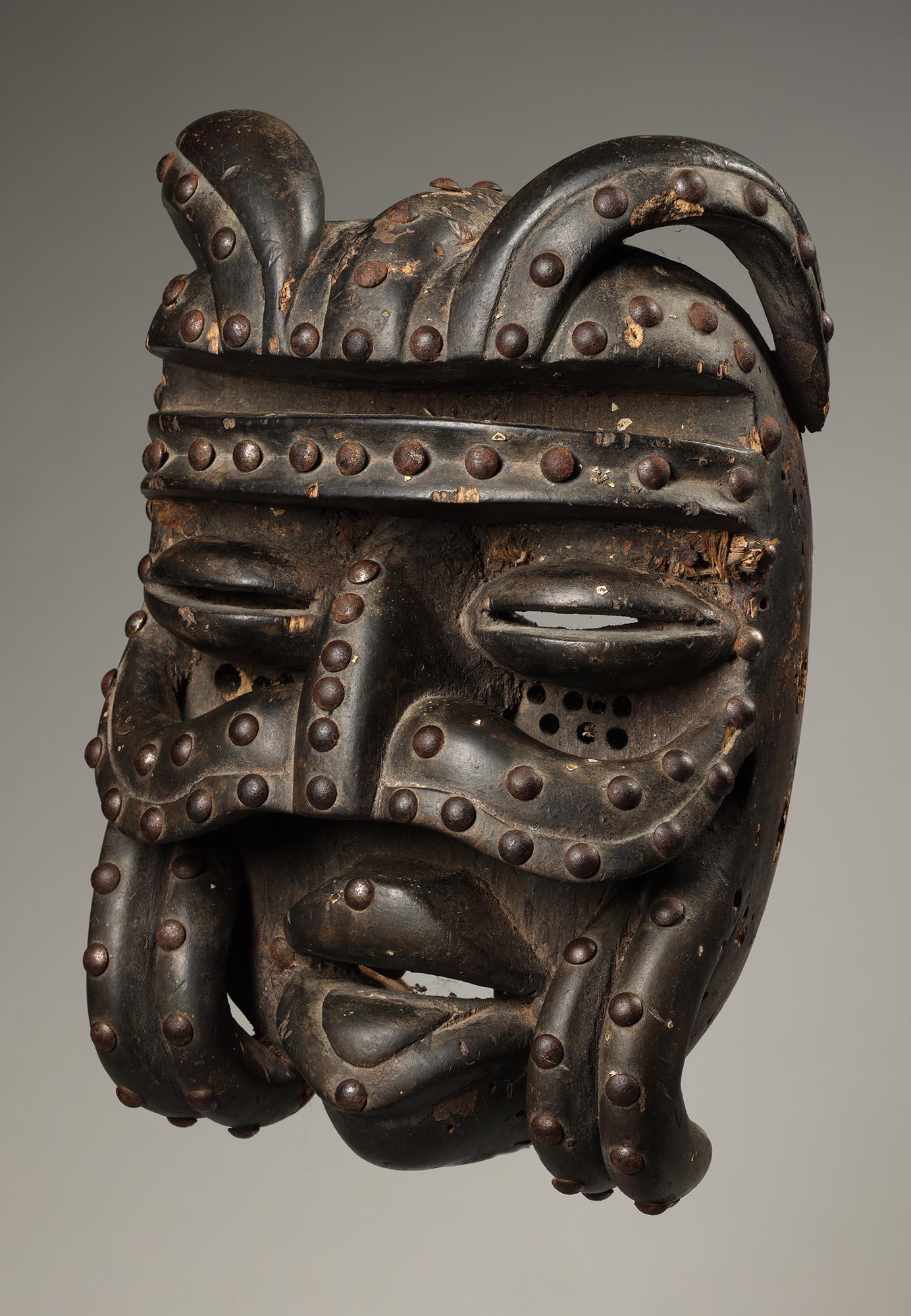 Sculpté à la main Masque de bété classique avec défenses incurvées à moustaches et clous, Côte d'Ivoire, Afrique en vente