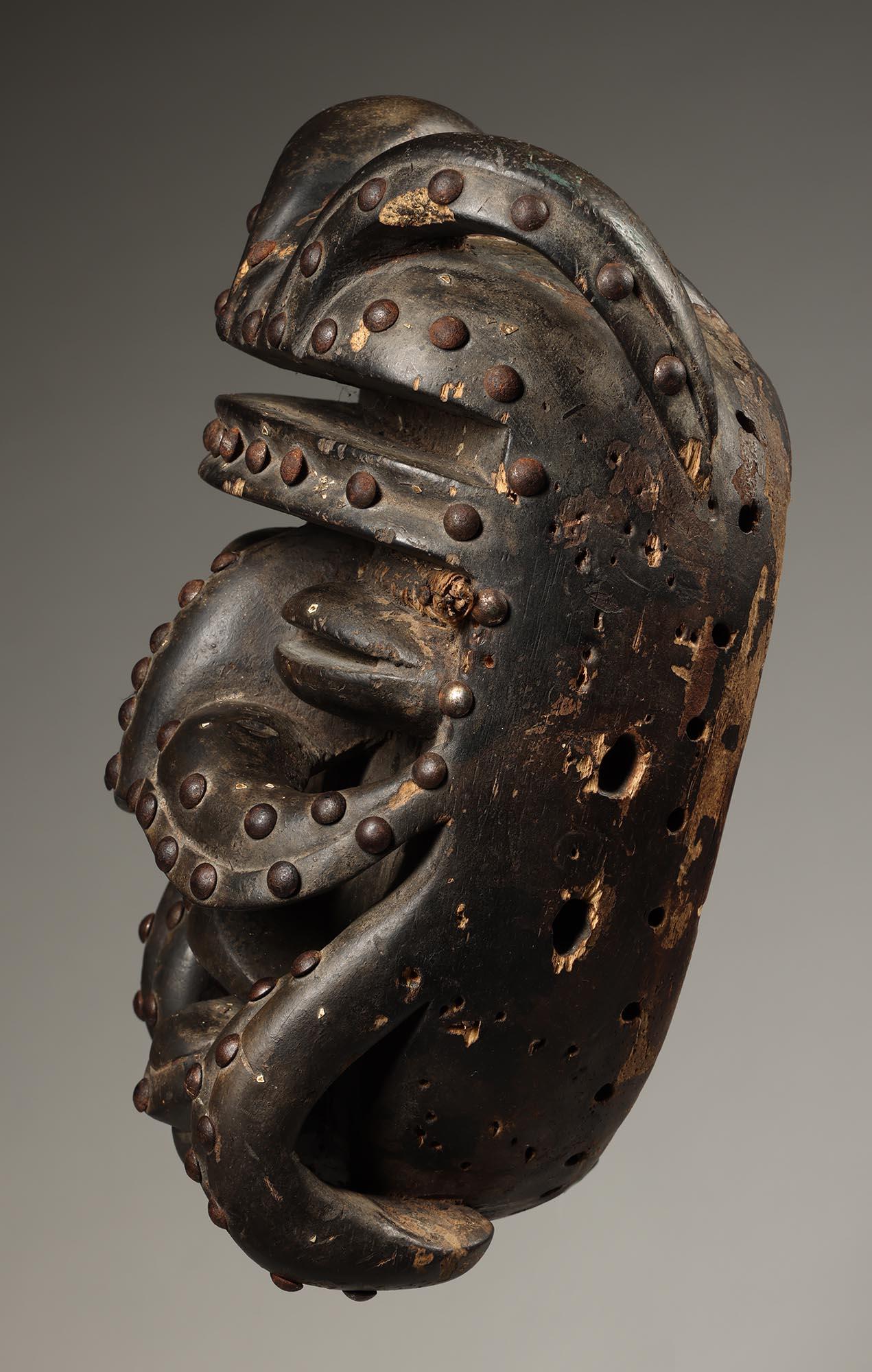 Masque de bété classique avec défenses incurvées à moustaches et clous, Côte d'Ivoire, Afrique Abîmé - En vente à Point Richmond, CA