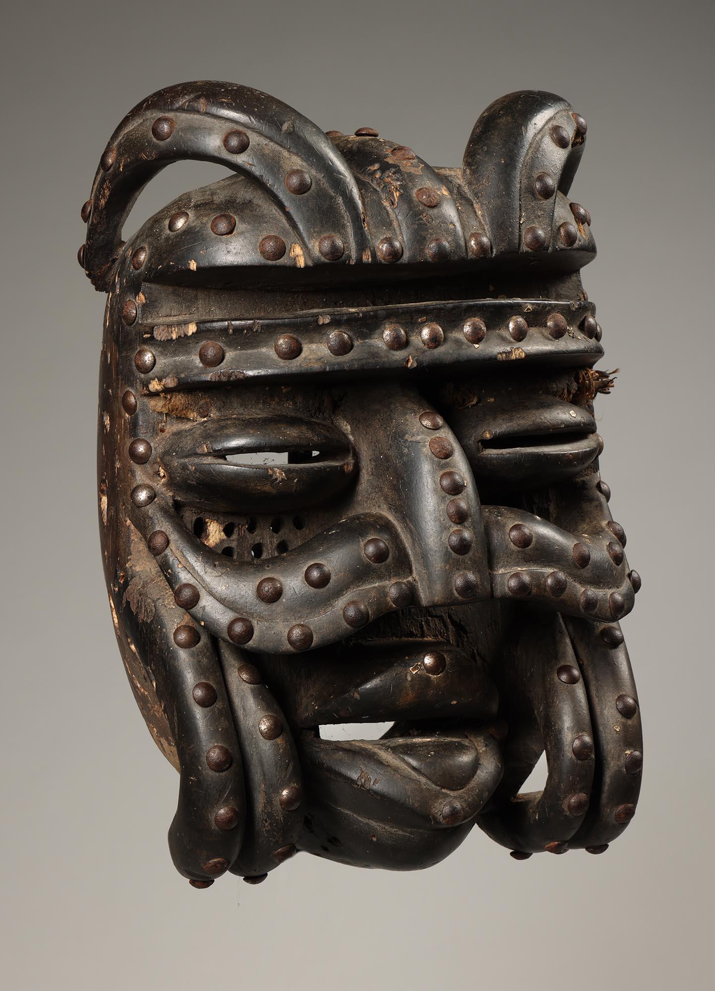 20ième siècle Masque de bété classique avec défenses incurvées à moustaches et clous, Côte d'Ivoire, Afrique en vente