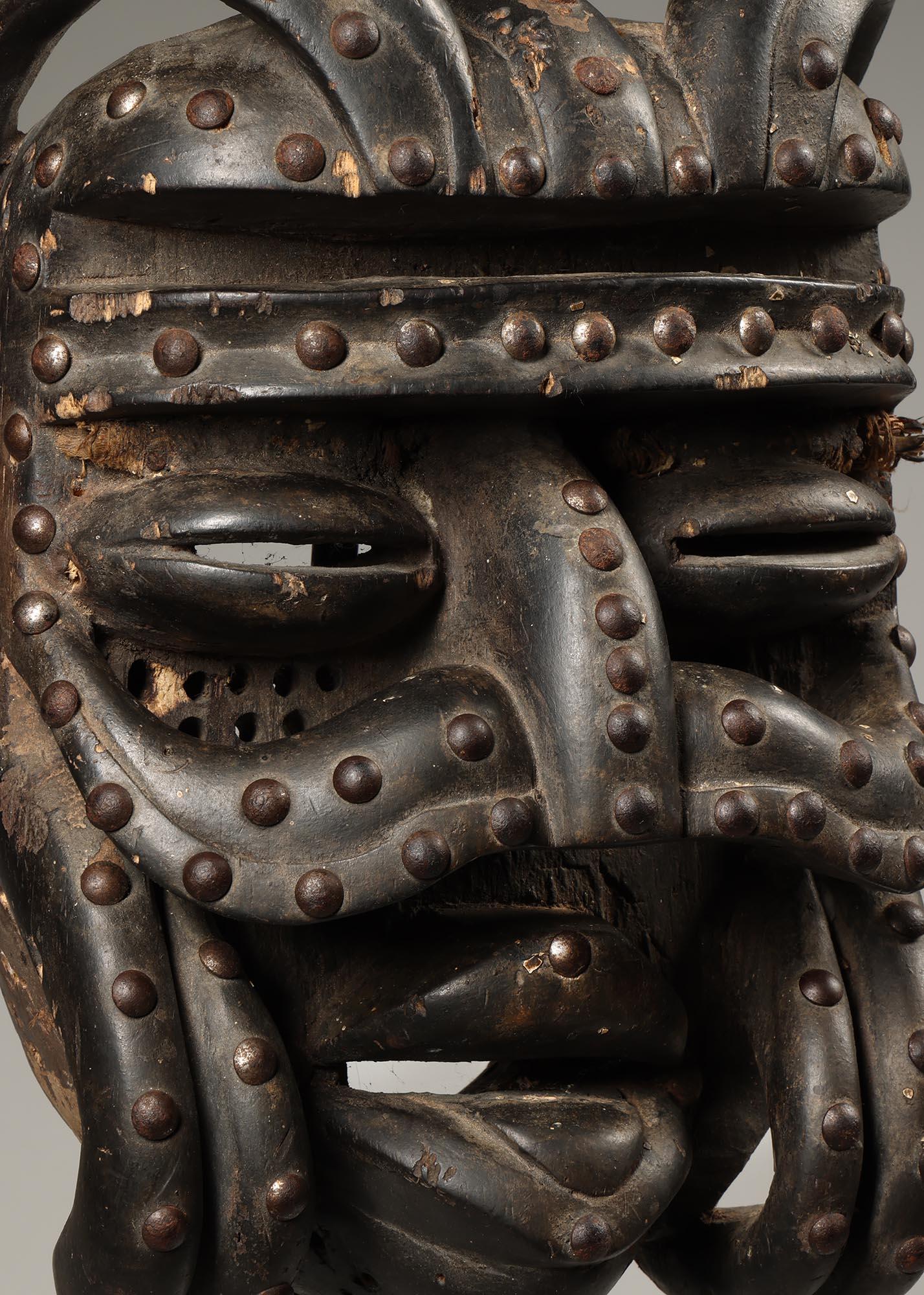 Masque de bété classique avec défenses incurvées à moustaches et clous, Côte d'Ivoire, Afrique en vente 1