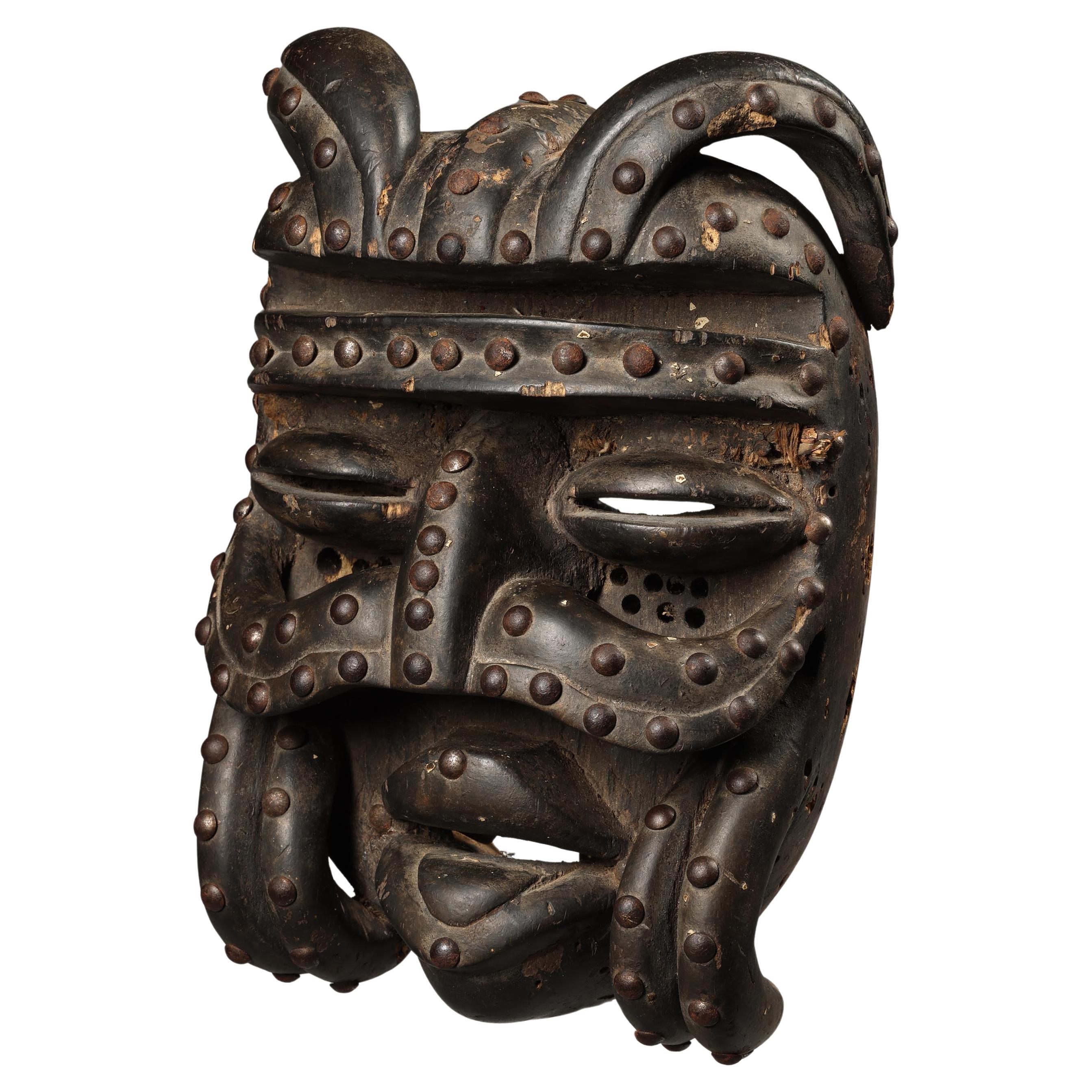 Masque de bété classique avec défenses incurvées à moustaches et clous, Côte d
Ivoire, Afrique