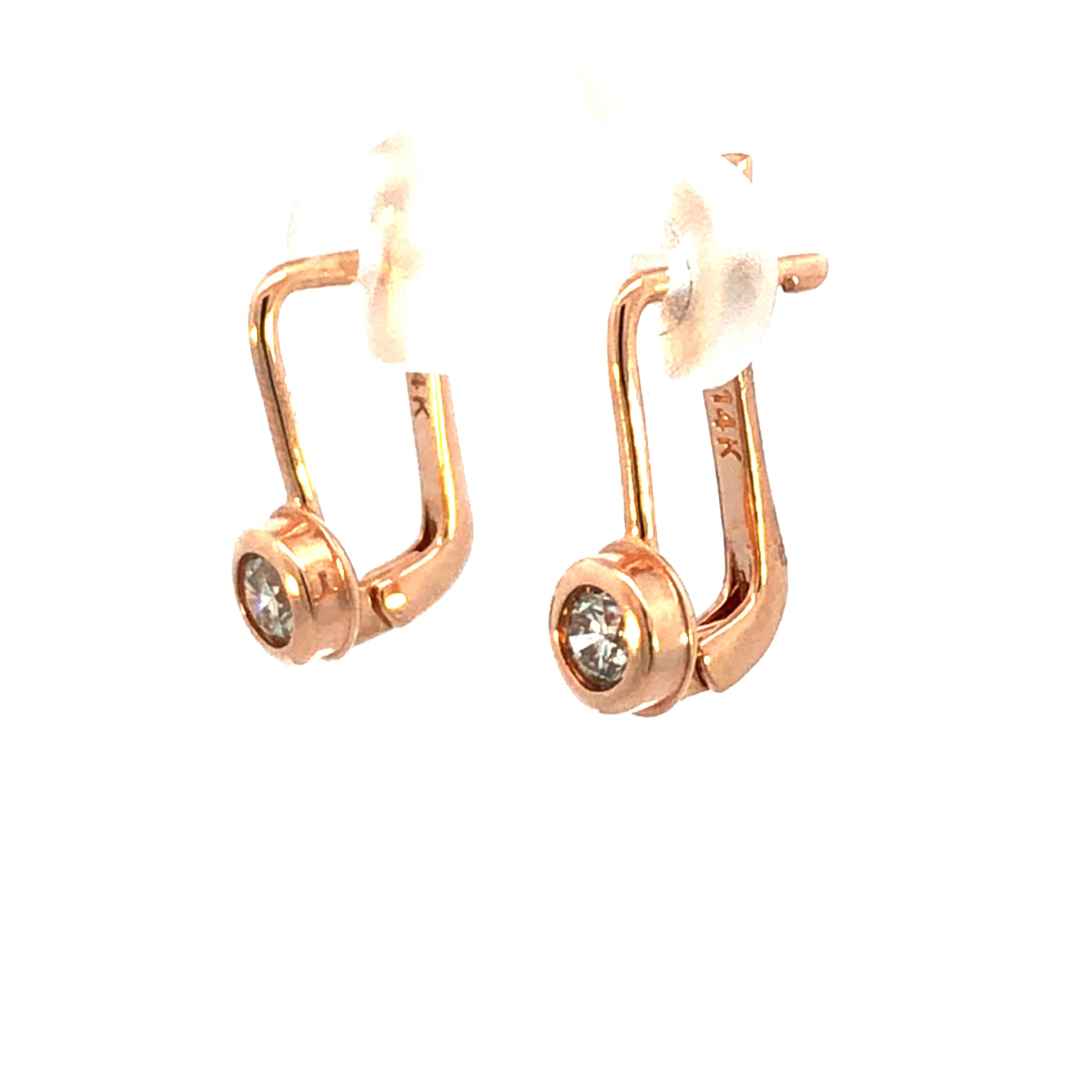 Scopri la bellezza senza tempo dei diamanti incastonati con questi splendidi orecchini a goccia in oro rosa 14k. L'incastonatura a castone, un bordo metallico liscio e continuo, non solo protegge il diamante, ma ne aumenta anche le dimensioni e la