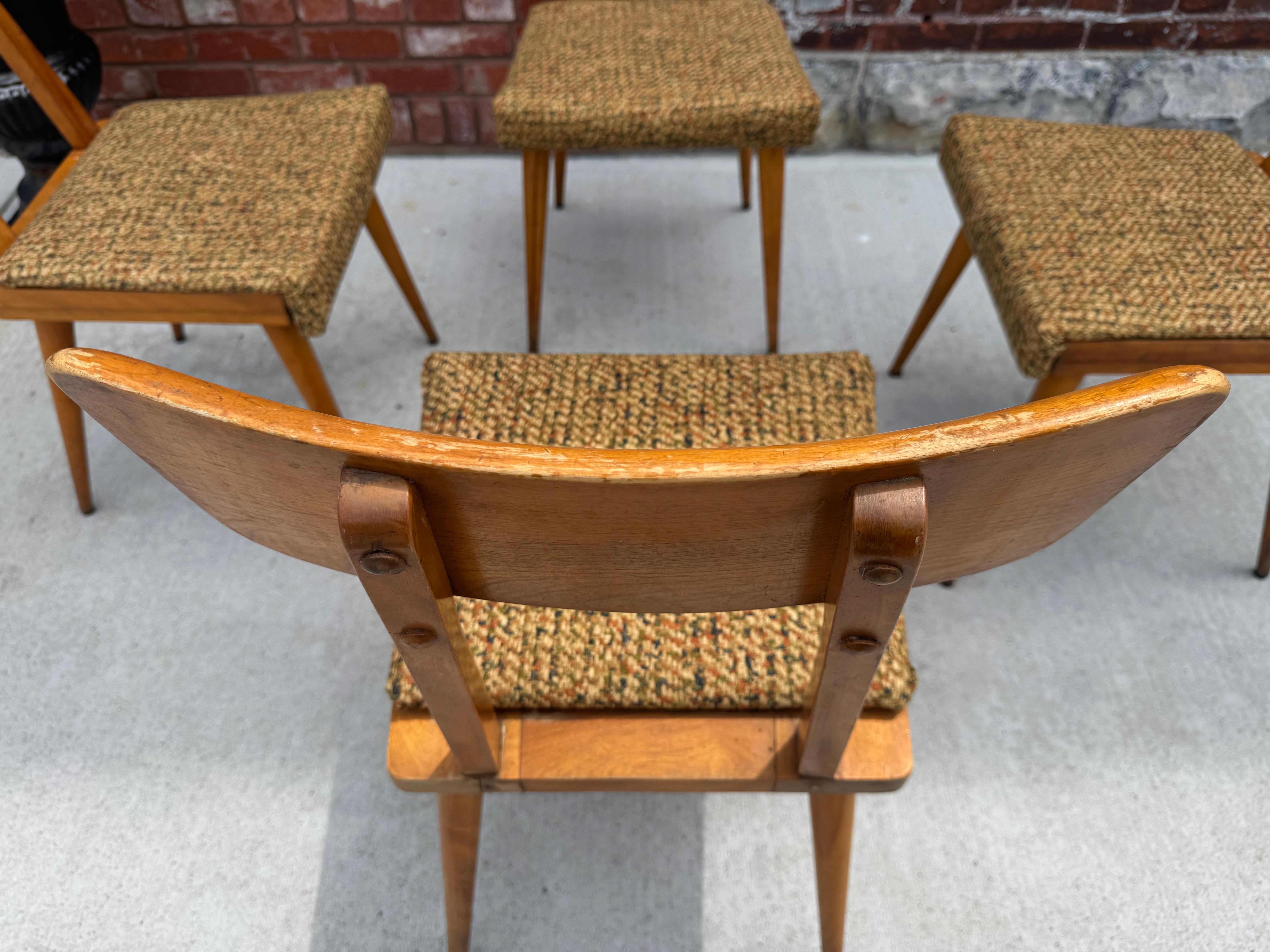 Juego de 4 sillas de comedor modernas vintage de mediados de siglo
Por Baumritter como parte de su colección Roommates 
Estructura de madera y tapicería original
Muy resistente
buen estado vintage - golpes y magulladuras en general. algunas pérdidas