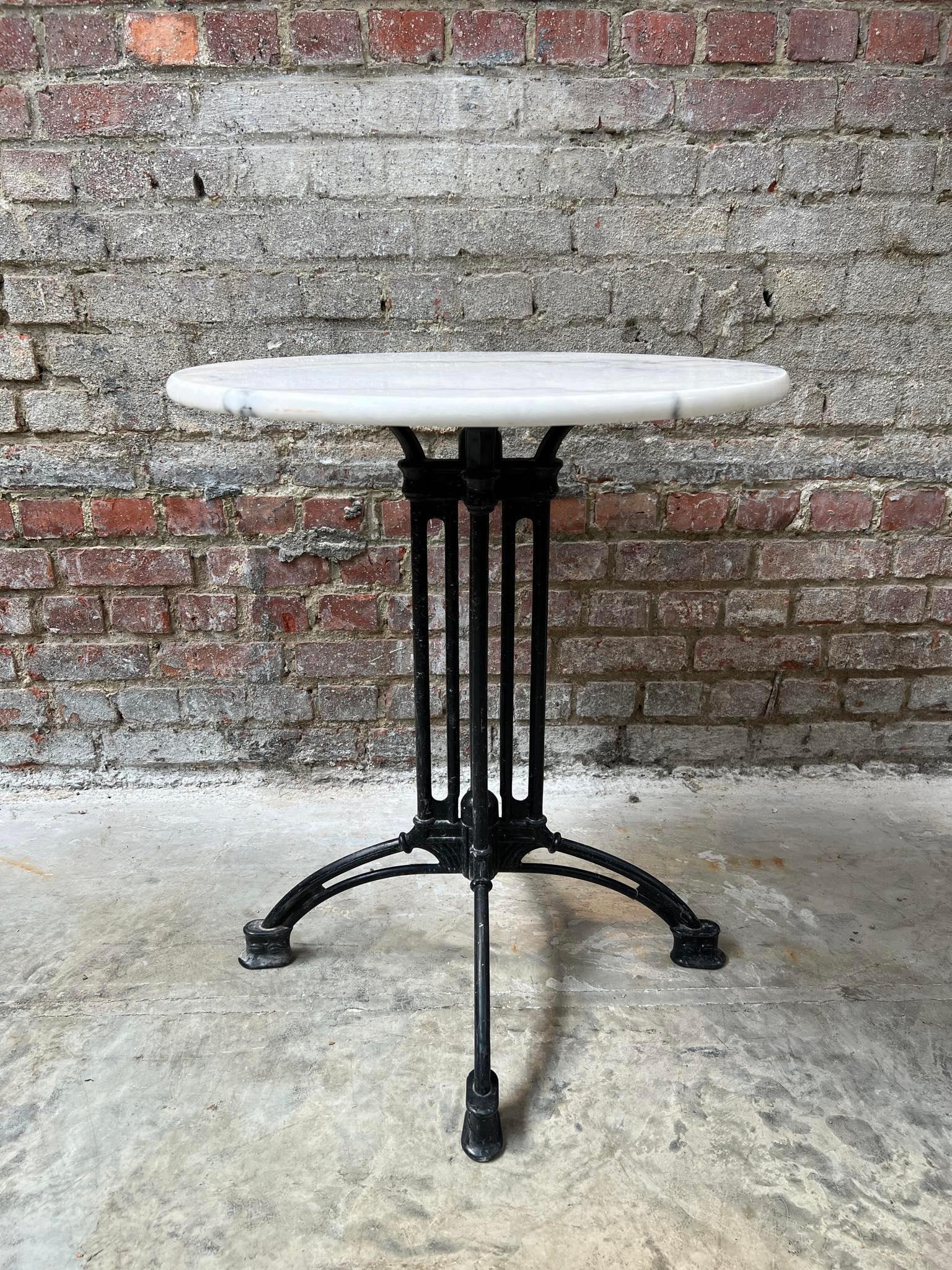 Magnifique table de bistrot en marbre blanc de Carrare et pieds en fer noir. 