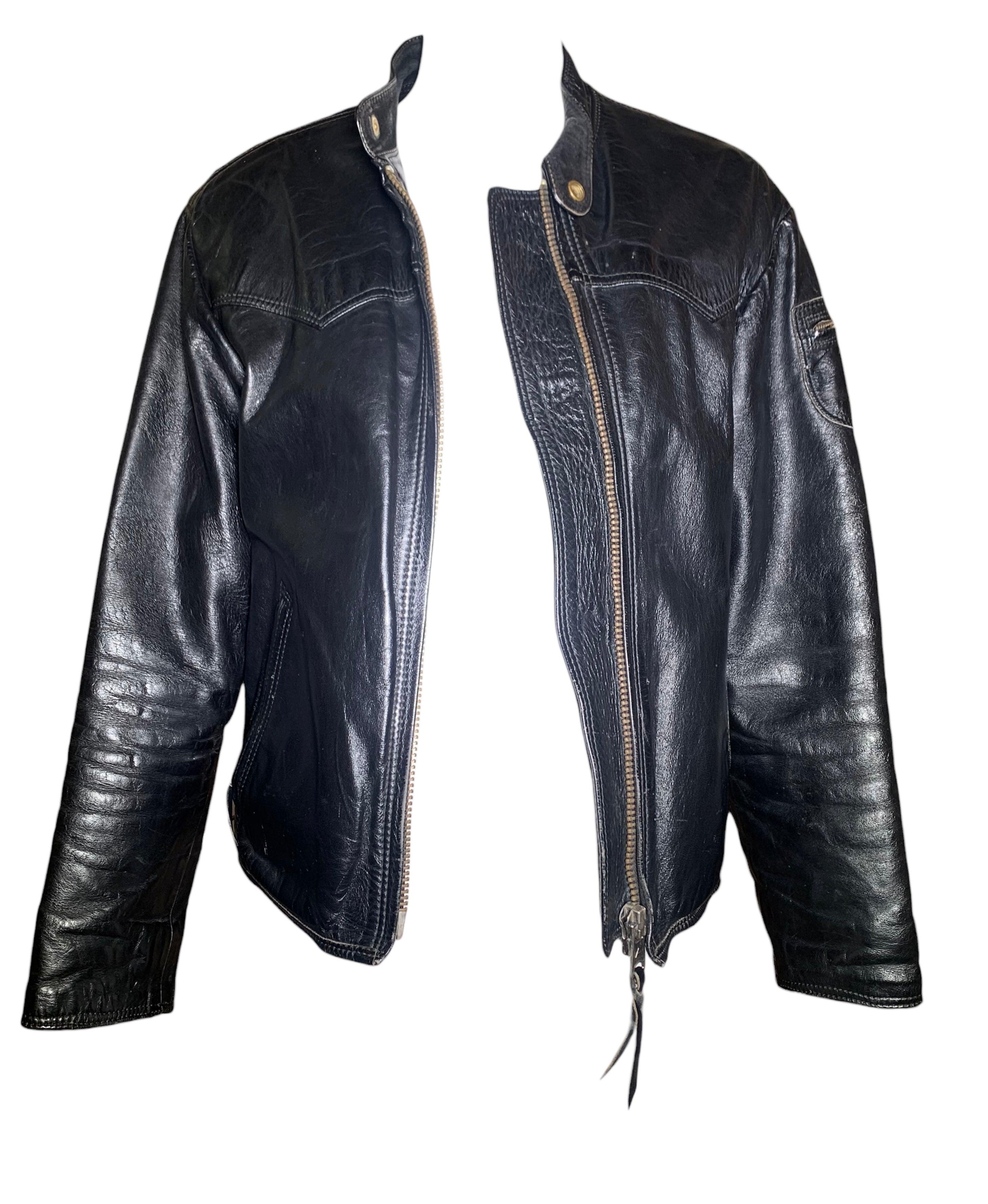 Veste de moto classique des années 1960 de style café racer. Ce type de veste de moto était très apprécié des amateurs de moto Bitish au début des années 60. Parfaitement porté en cuir noir épais. Le Label est 
