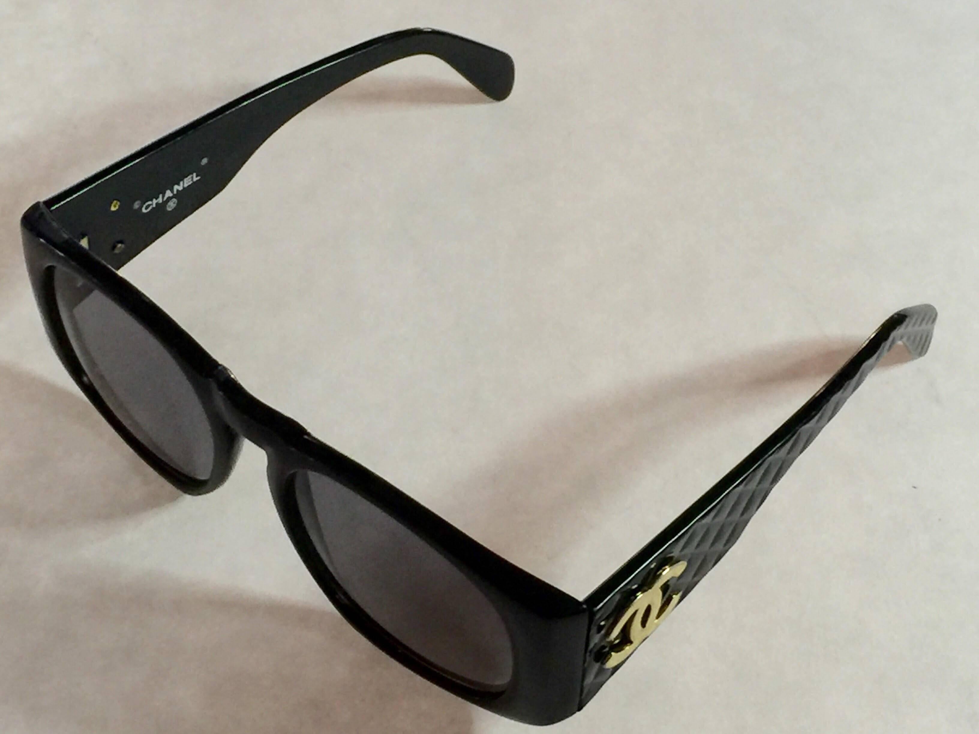 Classic Black Quilted Plastic CHANEL CC Sunglasses In Excellent Condition In Palm Springs, CA
