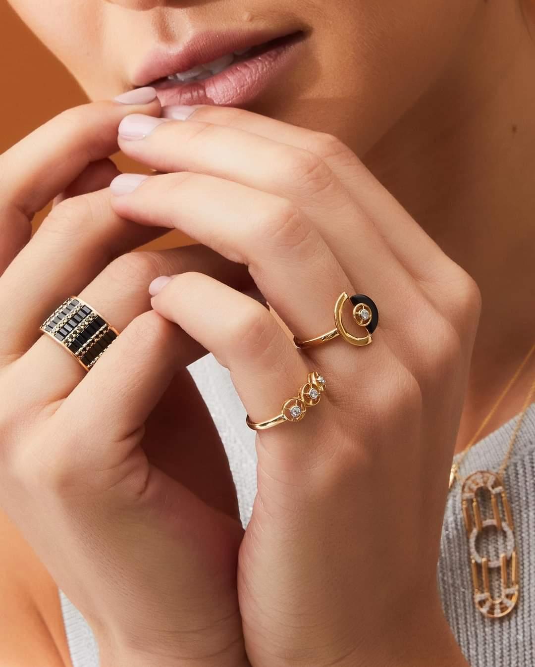 Classic Black Sapphire and Black Diamond Cigar Band 7 Ring in 18K Gold Settings In New Condition For Sale In Bangkok, 10