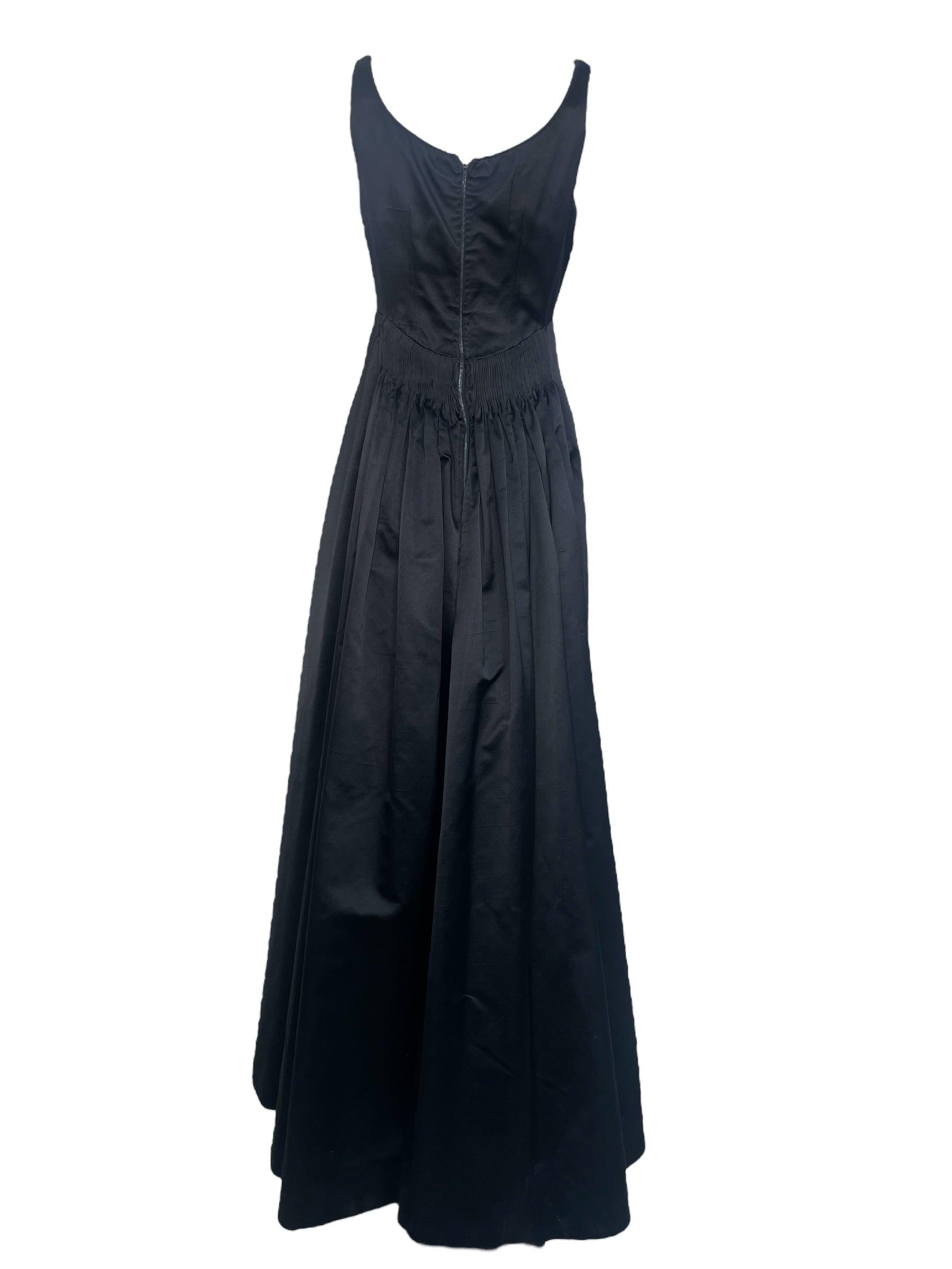 Noir Robe de Couture classique noire sans manches à encolure en cœur, années 1960 en vente