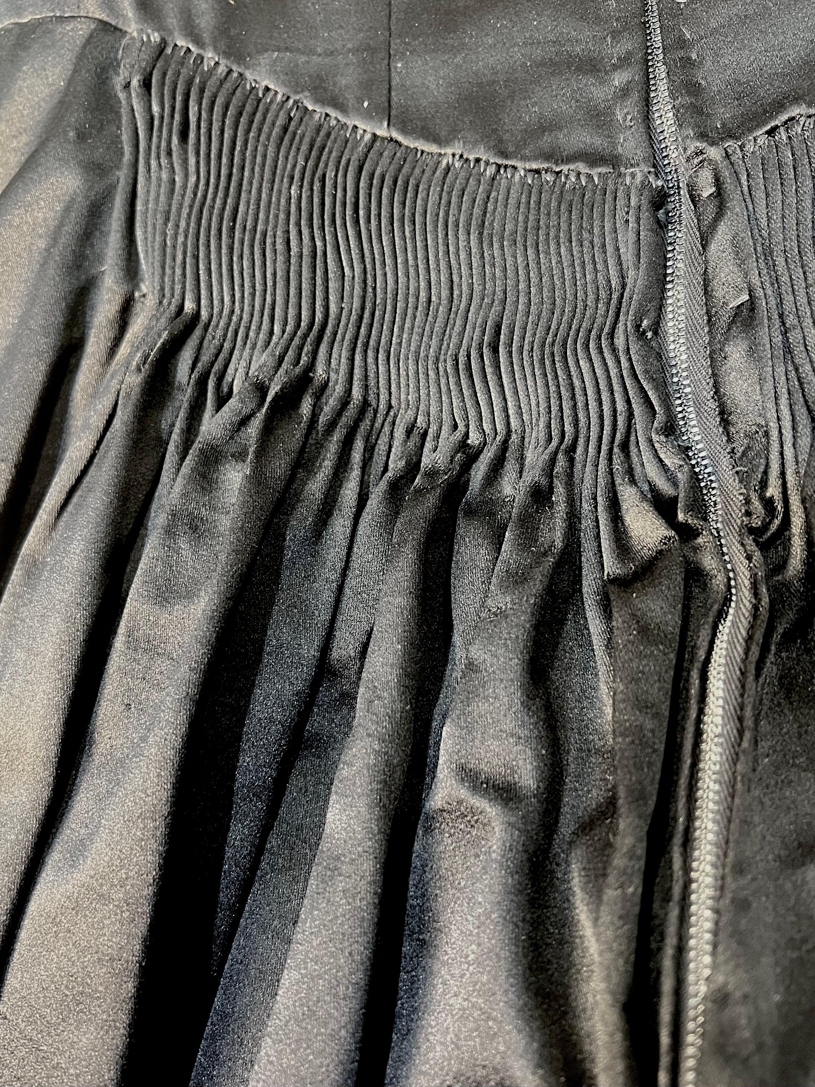 Robe de Couture classique noire sans manches à encolure en cœur, années 1960 Excellent état - En vente à Los Angeles, CA