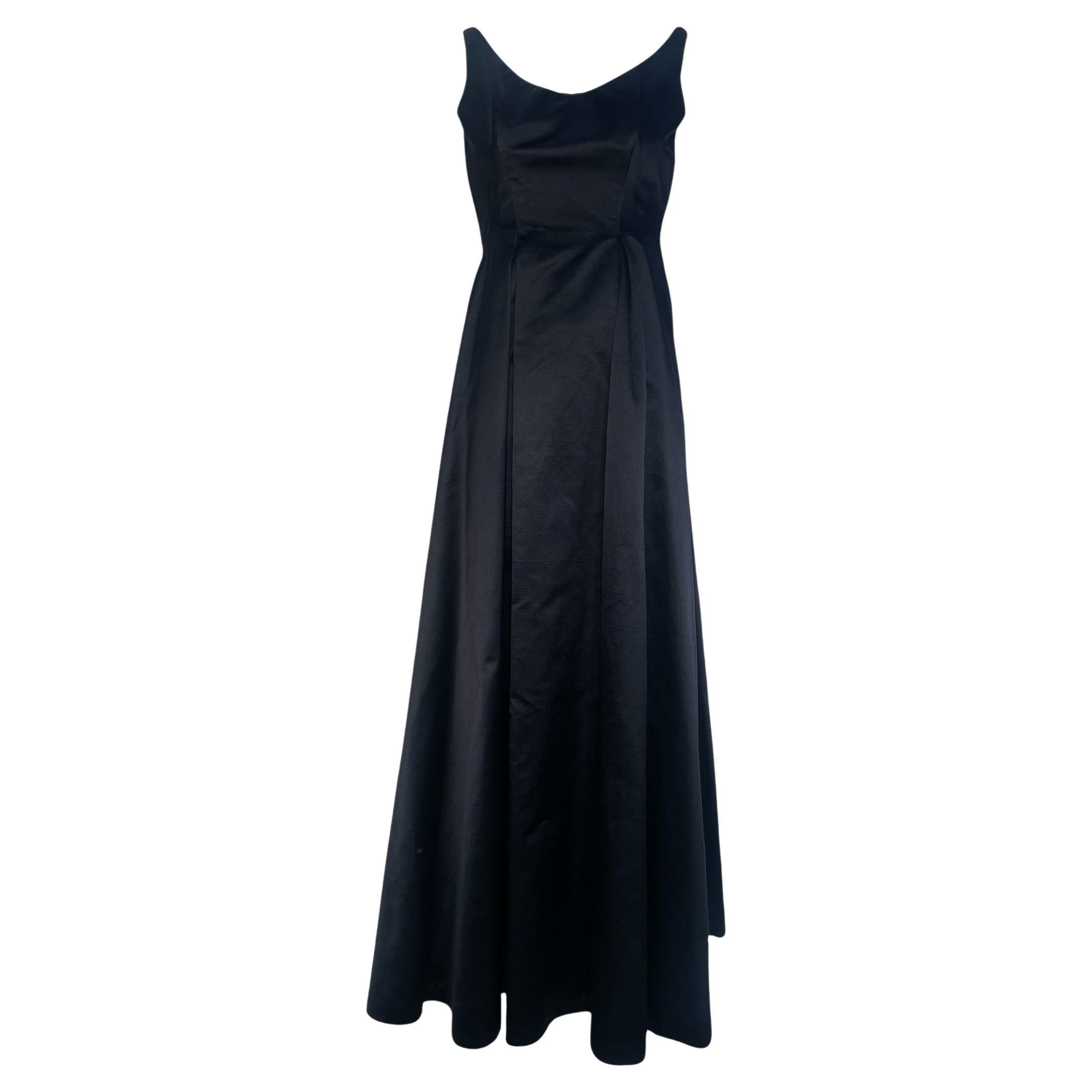 Robe de Couture classique noire sans manches à encolure en cœur, années 1960 en vente