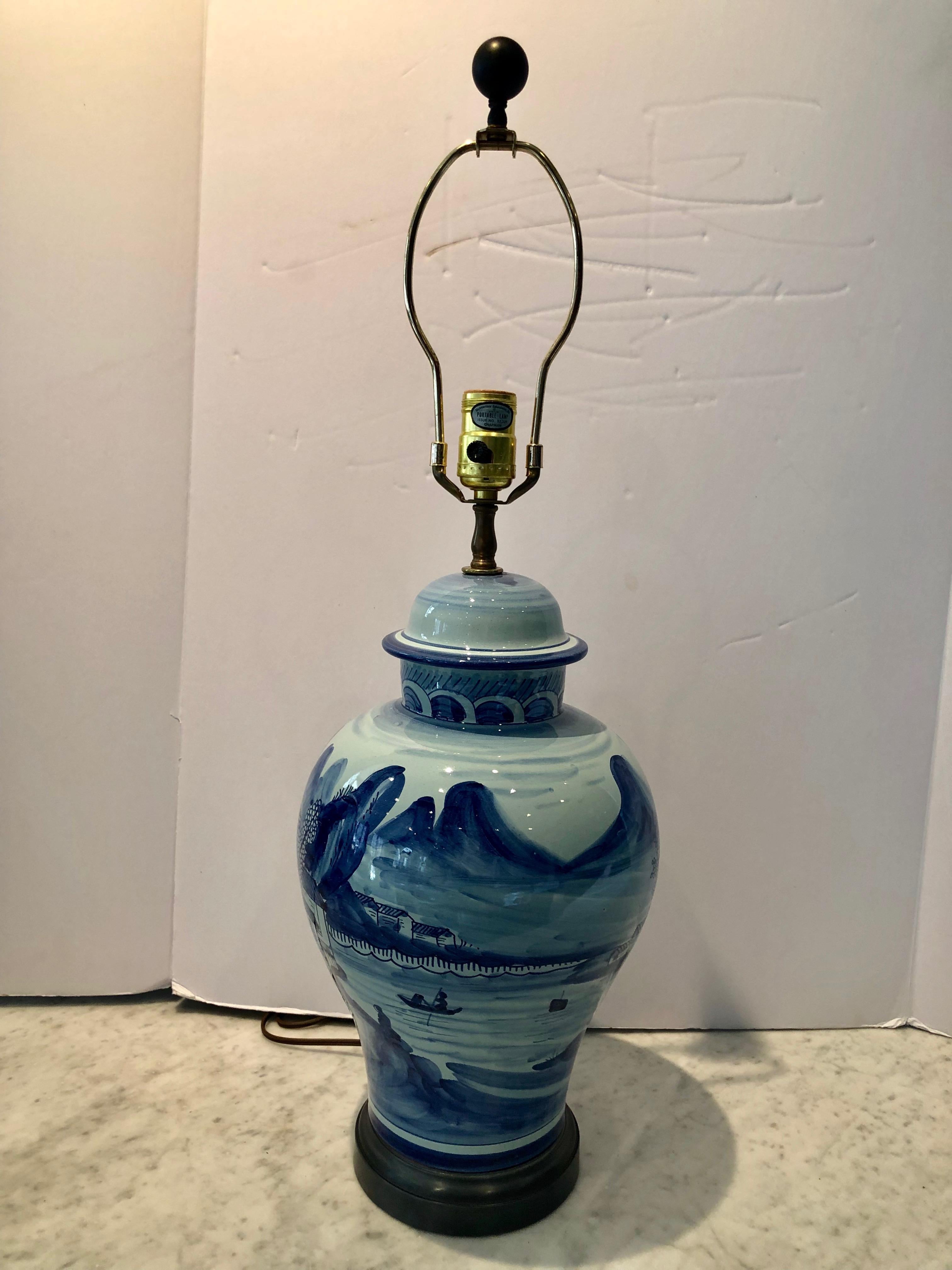 Lampe de table classique bleu et blanc en forme de pot à gingembre par Chapman Excellent état - En vente à Hopewell, NJ