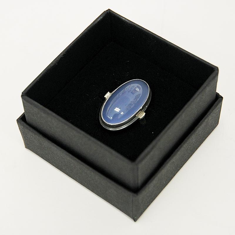 Decorative and lovely vintage silvering with a shiny medium blue to purple oval stone. Stamped: 835.
Measures: Inner diameter is 17 mm, total height of ring 22 mm. Length of stone 25 mm. Width of stone 12 mm. Weight 7 gram. Scandinavian design. Very