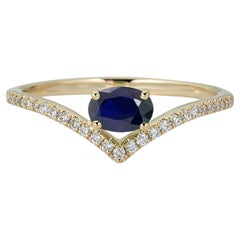 Bague en or jaune 10k saphir bleu classique taille ovale avec diamant taille ronde