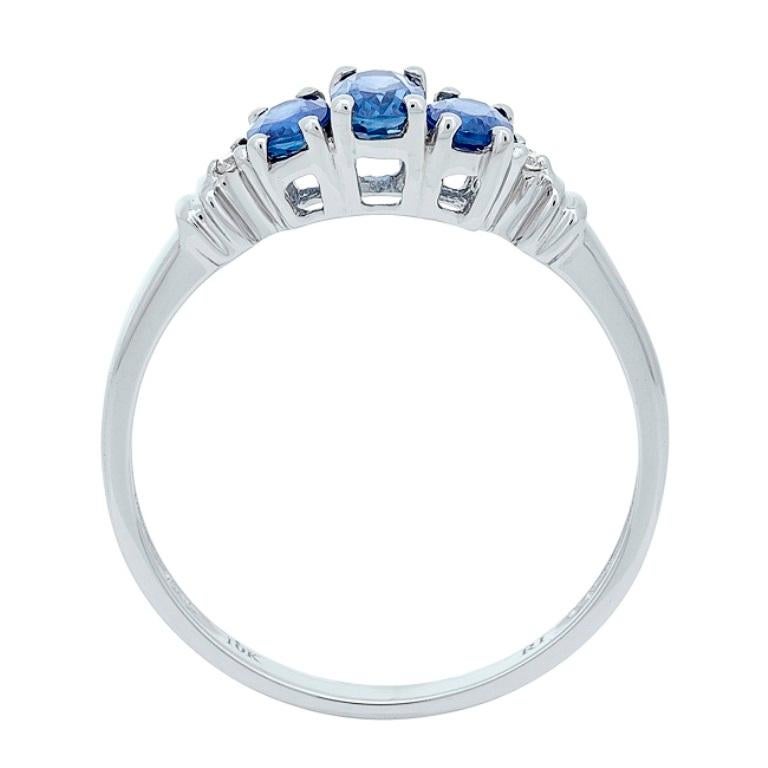 Classic Blue Sapphire 14k White Gold Oval Cut with Round-Cut Diamond Accent Ring In New Condition For Sale In New York, NY