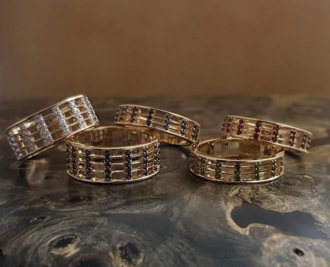 Round Cut Classic Blue Sapphire Cigar Band Lattice 3 Ring in 18K Gold Settings For Sale