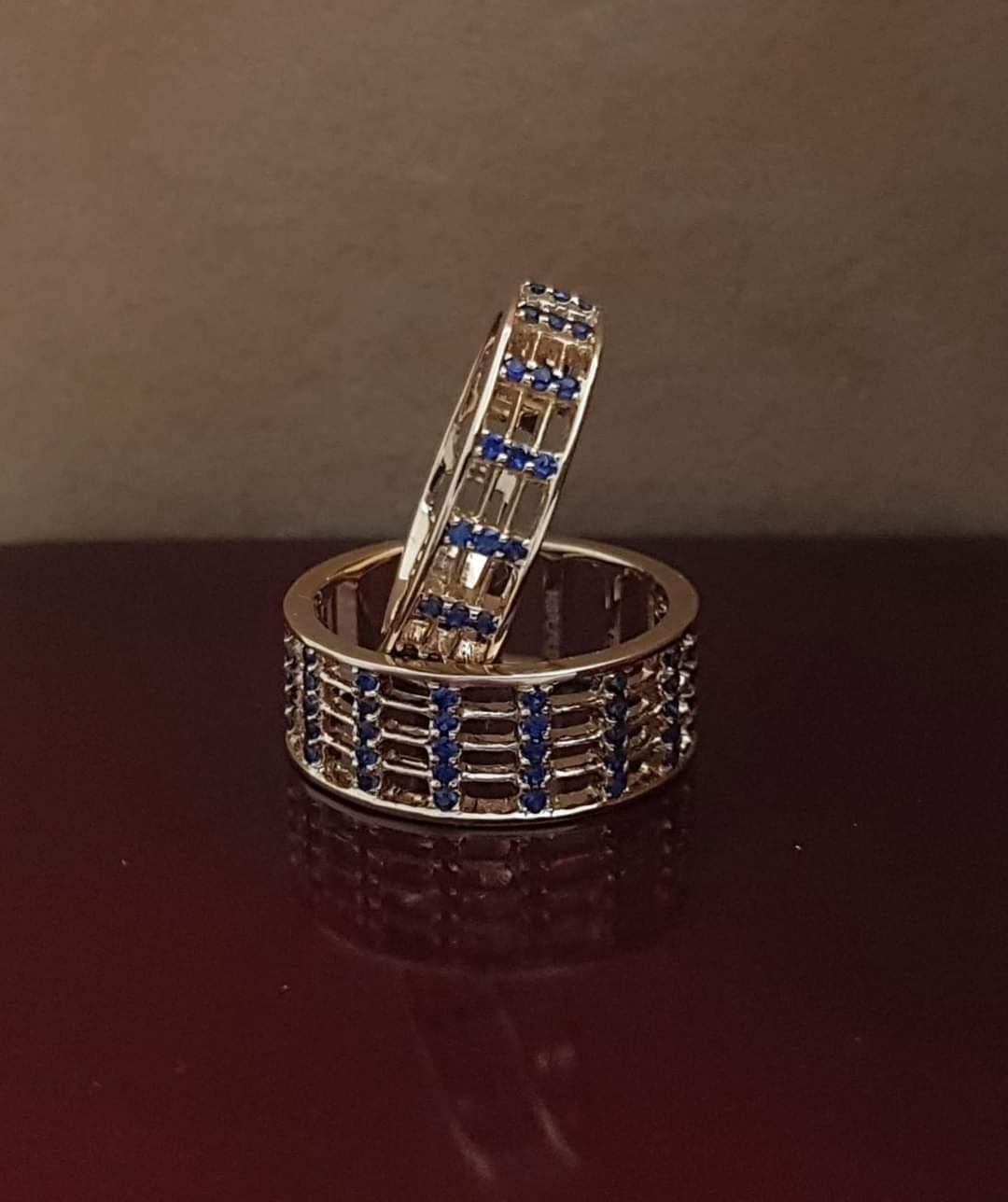 Classic Blue Sapphire Cigar Band Lattice 3 Ring in 18K Gold Settings In New Condition For Sale In Bangkok, 10