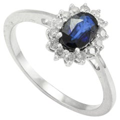 Klassischer Ring aus 14k massivem Weißgold mit 0,43 Karat blauem Saphir und Halo-Diamant 