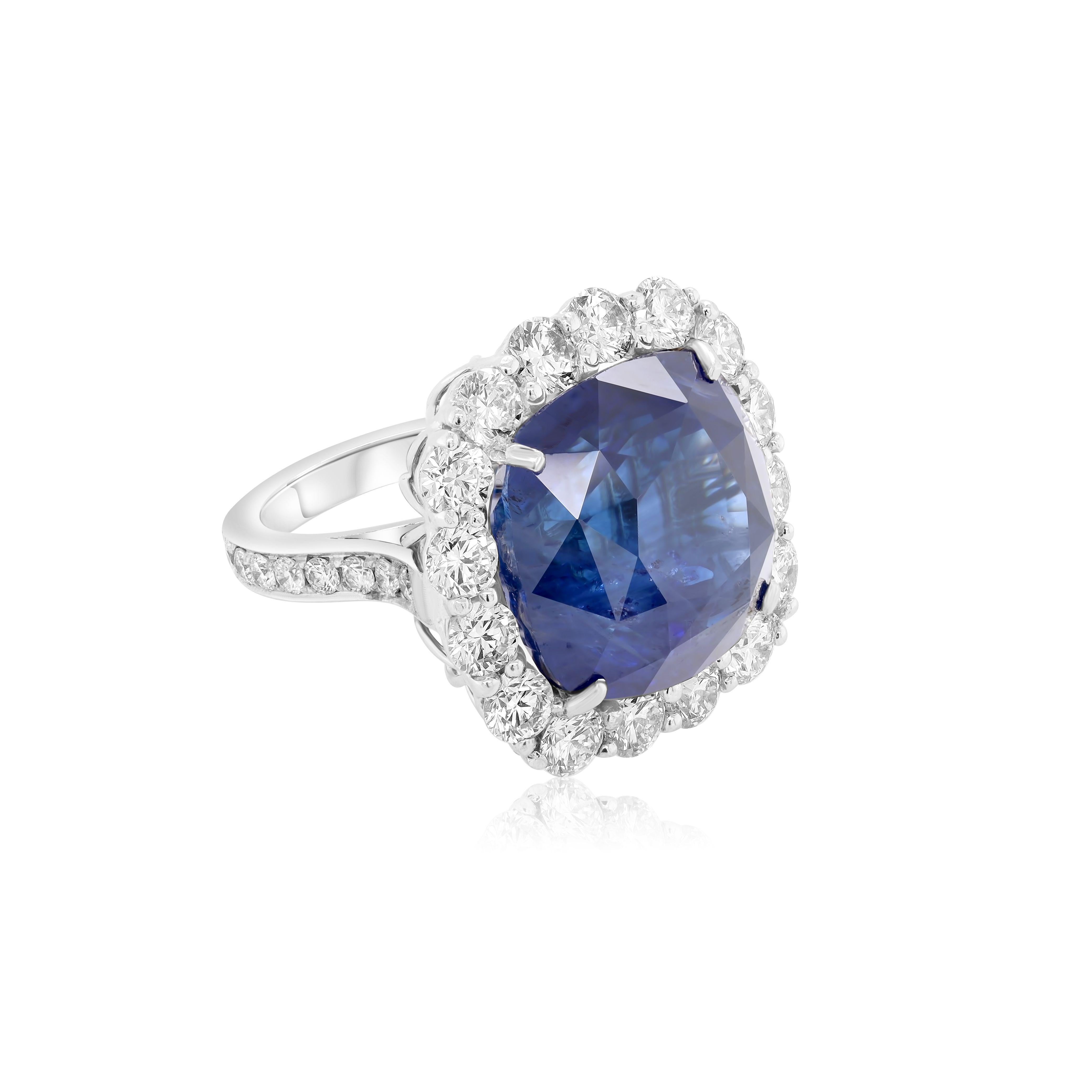 Classic Blue Sapphire Ring in Platinum Setting with Round Diamonds In New Condition For Sale In New York, NY
