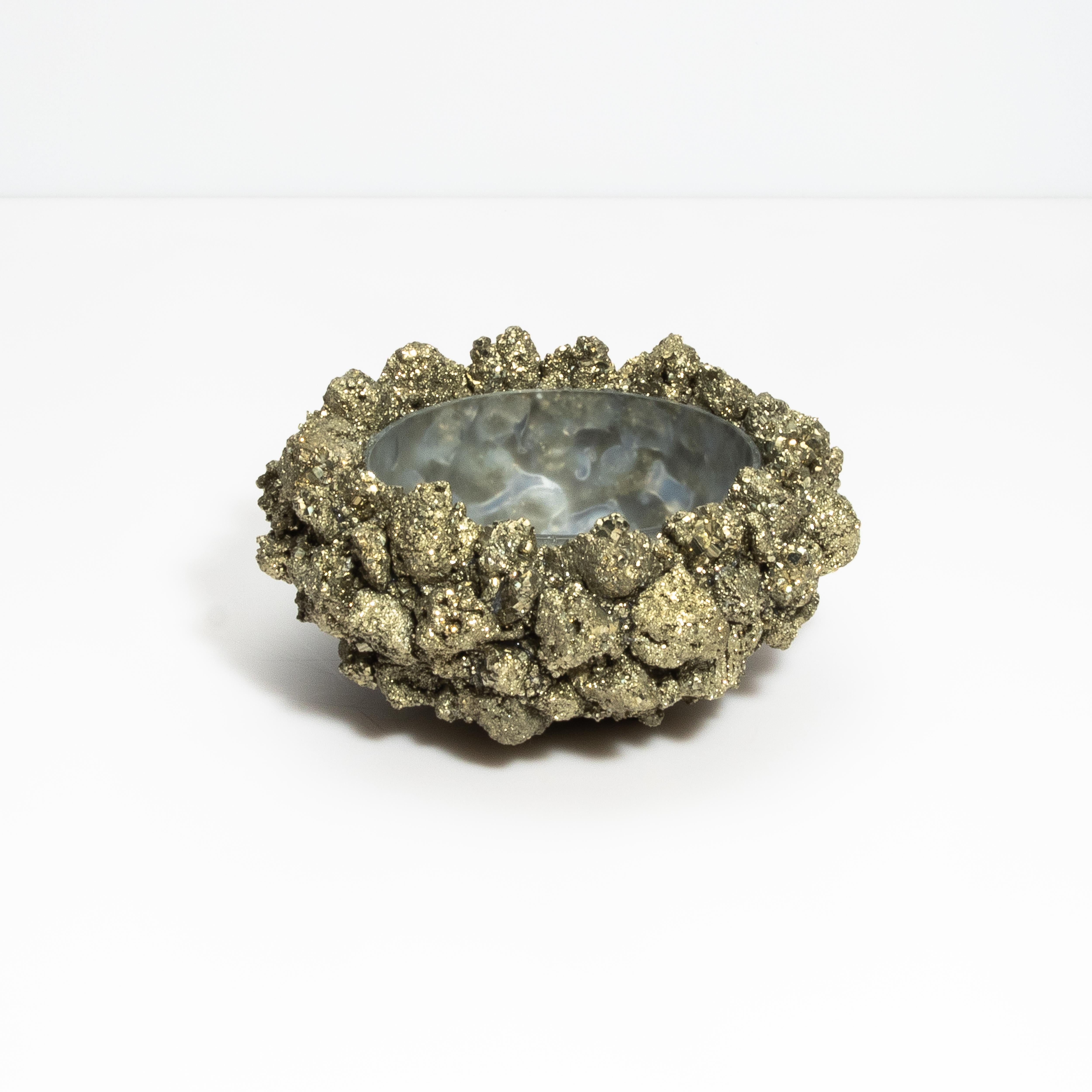 Laissez-vous séduire par l'allure captivante de la Collection Rock Crystal de Kathryn McCoy, un chef-d'œuvre qui allie harmonieusement la beauté brute de la nature à un savoir-faire artisanal exquis. Disponible en différentes tailles et