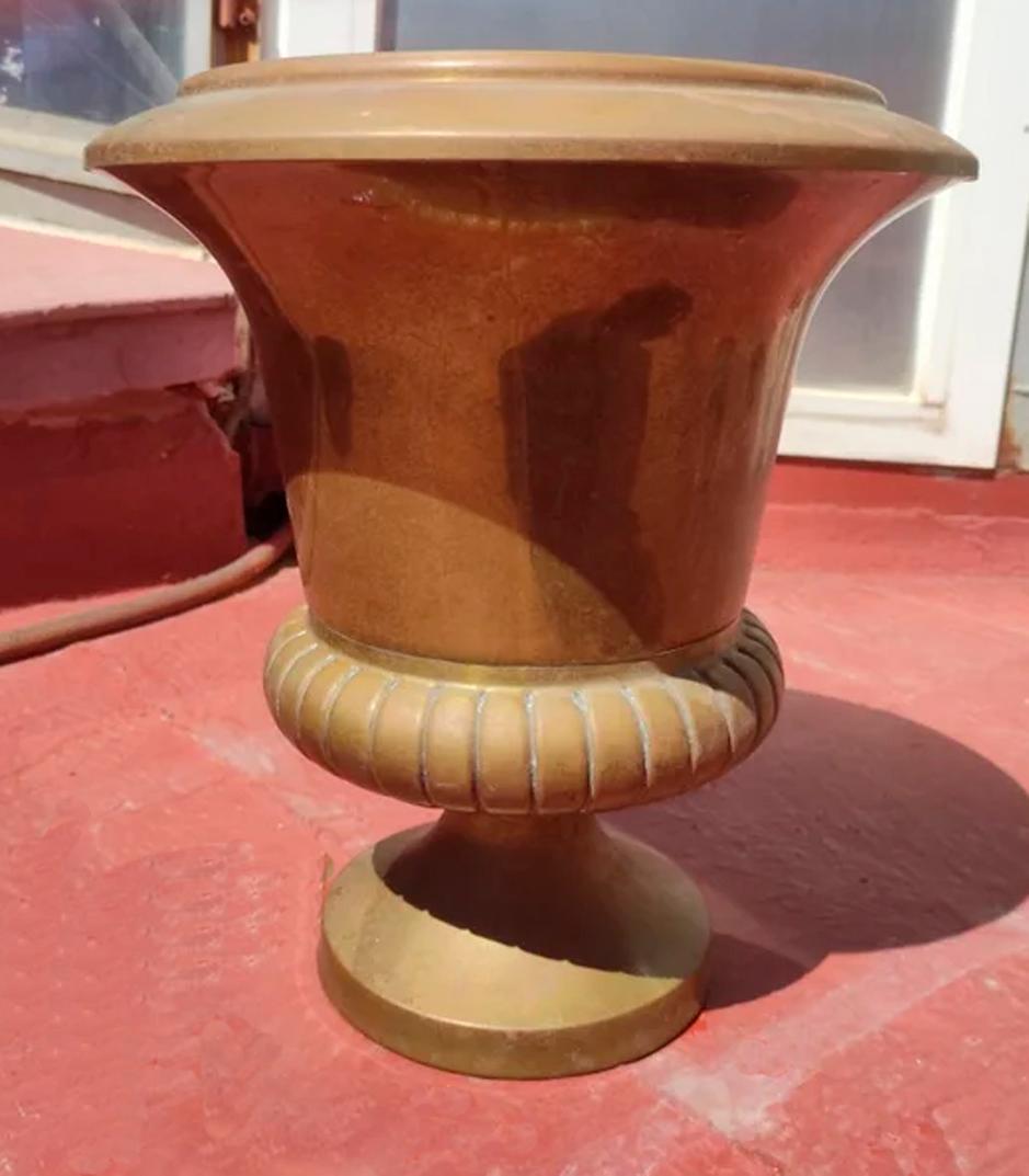 Perfect  Jardiniere o classic vase to go on a pedestal or column

Beautiful planter in the shape of a classic brass cup.
It has a classic and timeless elegant shape. It is very decorative and stylish.

It is in perfect condition, with the patina of