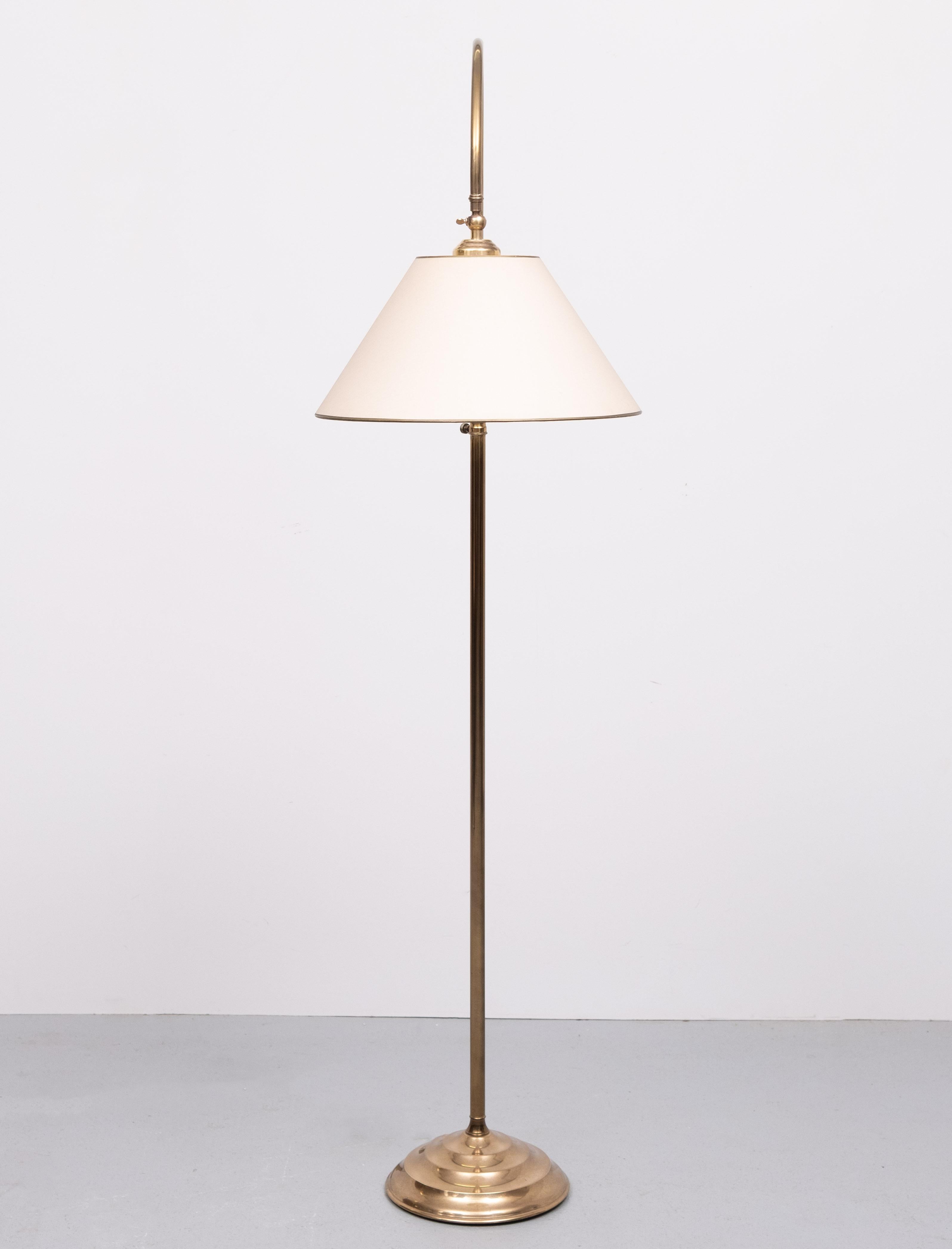 Klassische Stehlampe aus Messing mit gebogenem Hals, 1950er Jahre im Angebot 4