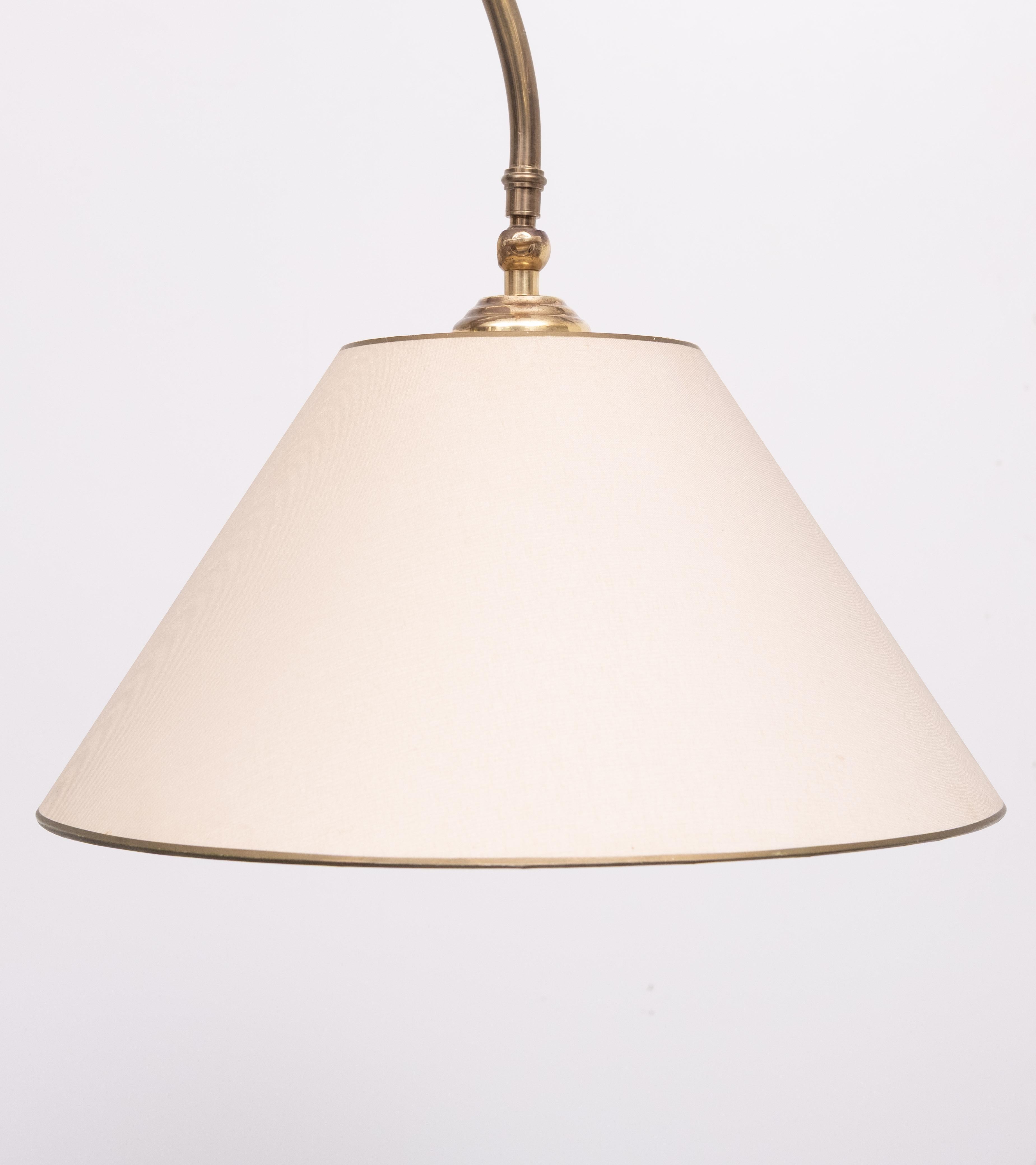 Beathiful Classic Schwanenhals Stehleuchte . In der Höhe verstellbar.
Frühes Beispiel. 1940er Jahre, neue Verkabelung, kommt mit einem gut funktionierenden Dimmer.
so stilvoll .   