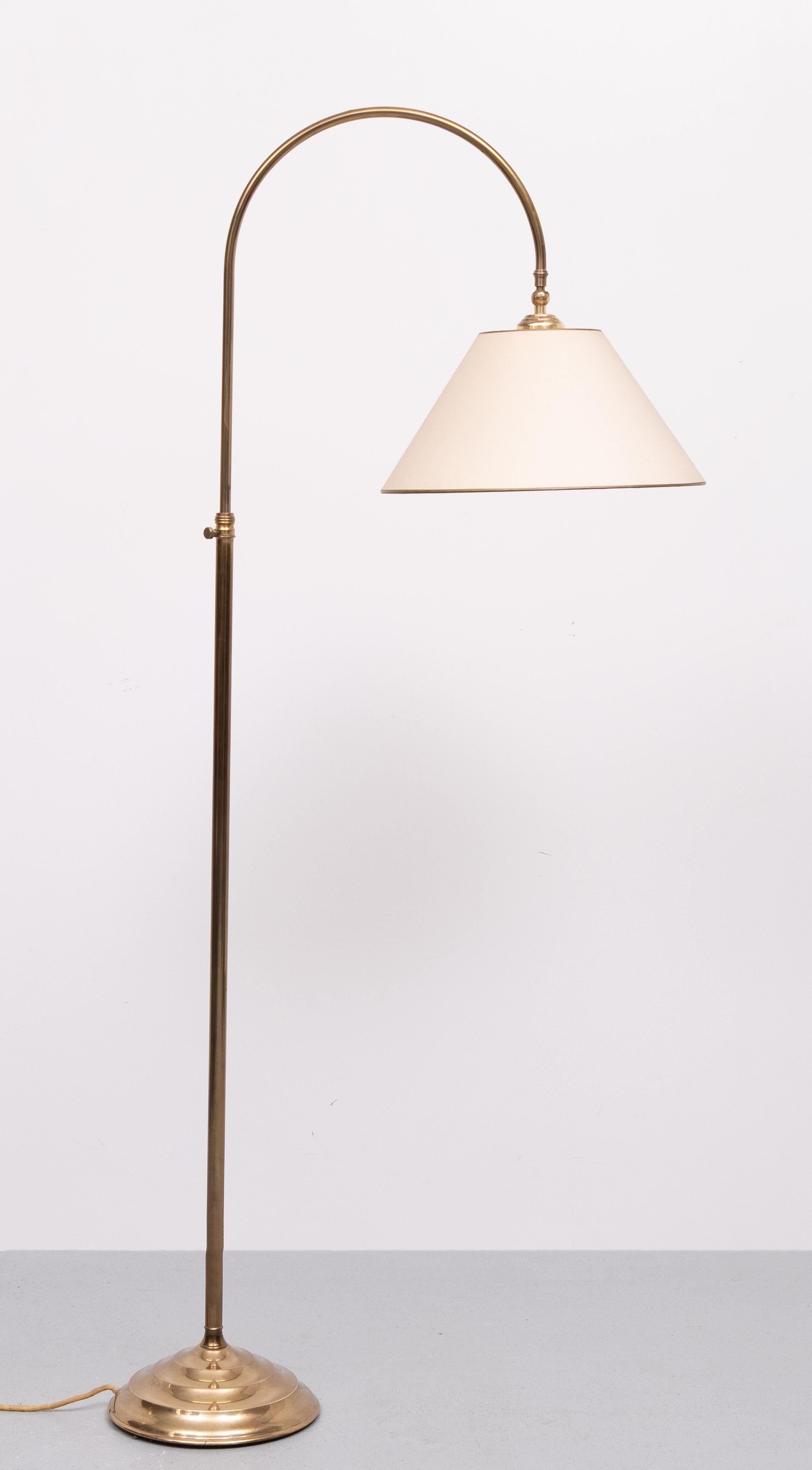 Klassische Stehlampe aus Messing mit gebogenem Hals, 1950er Jahre (Moderne der Mitte des Jahrhunderts) im Angebot
