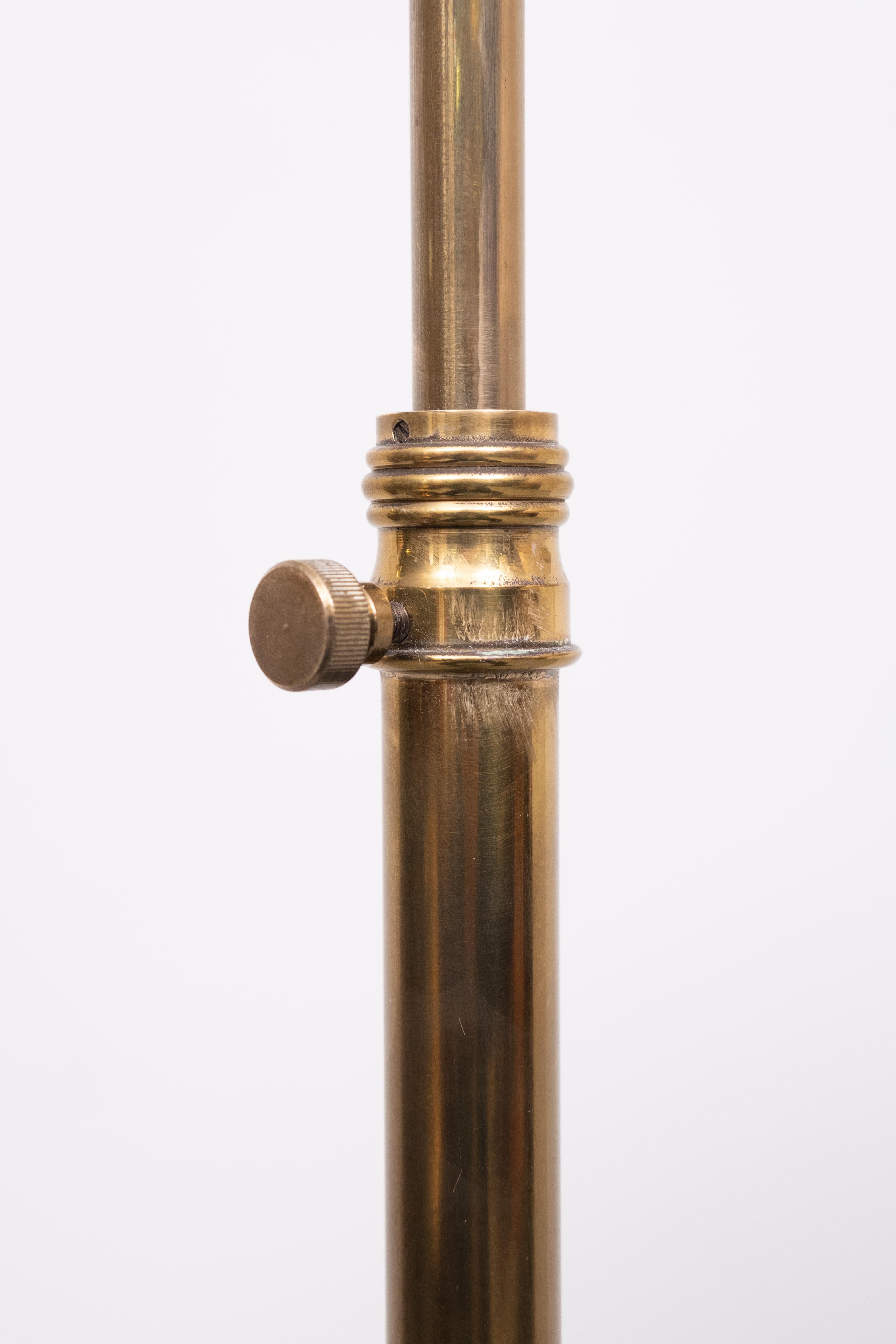 Klassische Stehlampe aus Messing mit gebogenem Hals, 1950er Jahre (Französisch) im Angebot