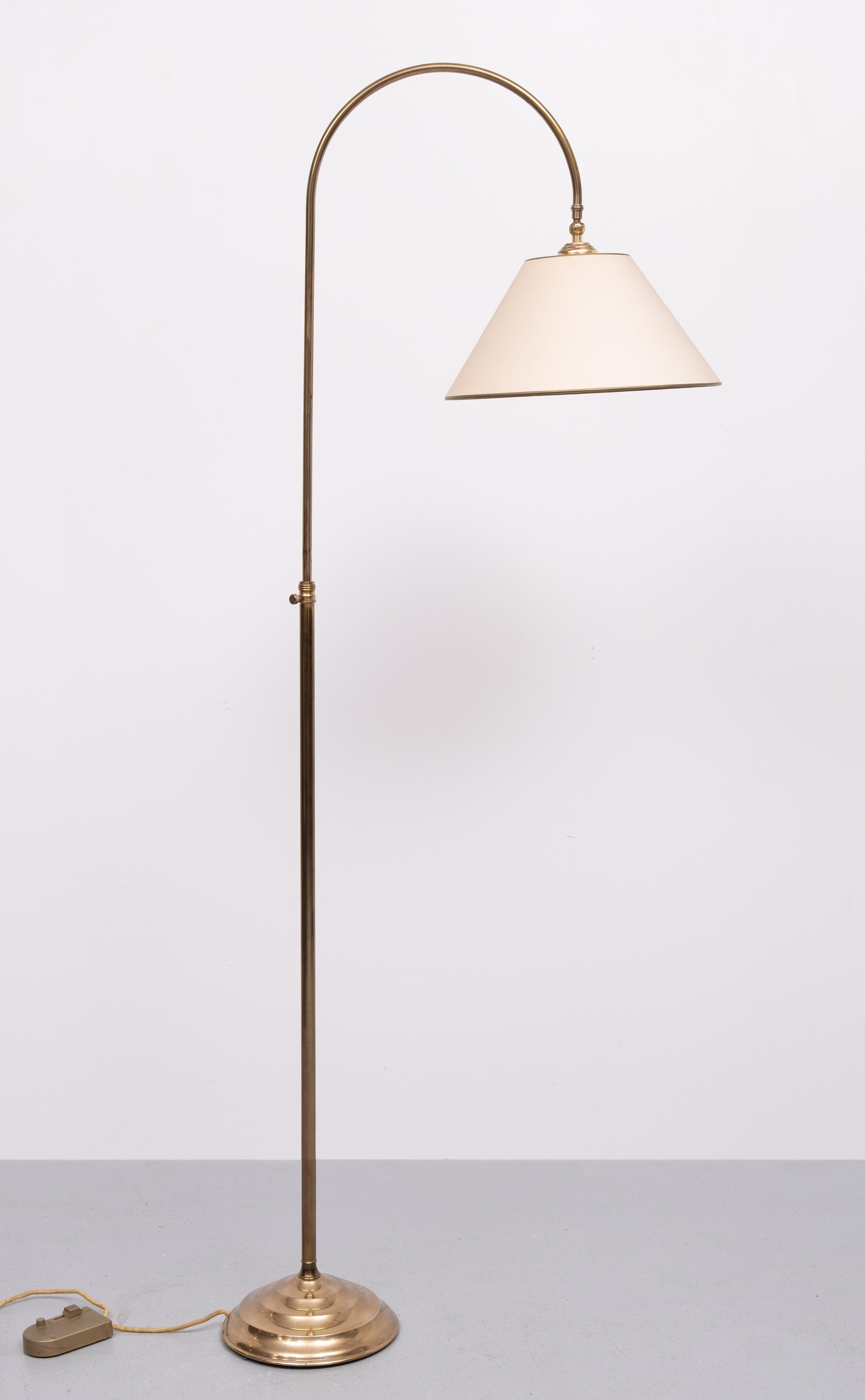 Klassische Stehlampe aus Messing mit gebogenem Hals, 1950er Jahre (Mitte des 20. Jahrhunderts) im Angebot