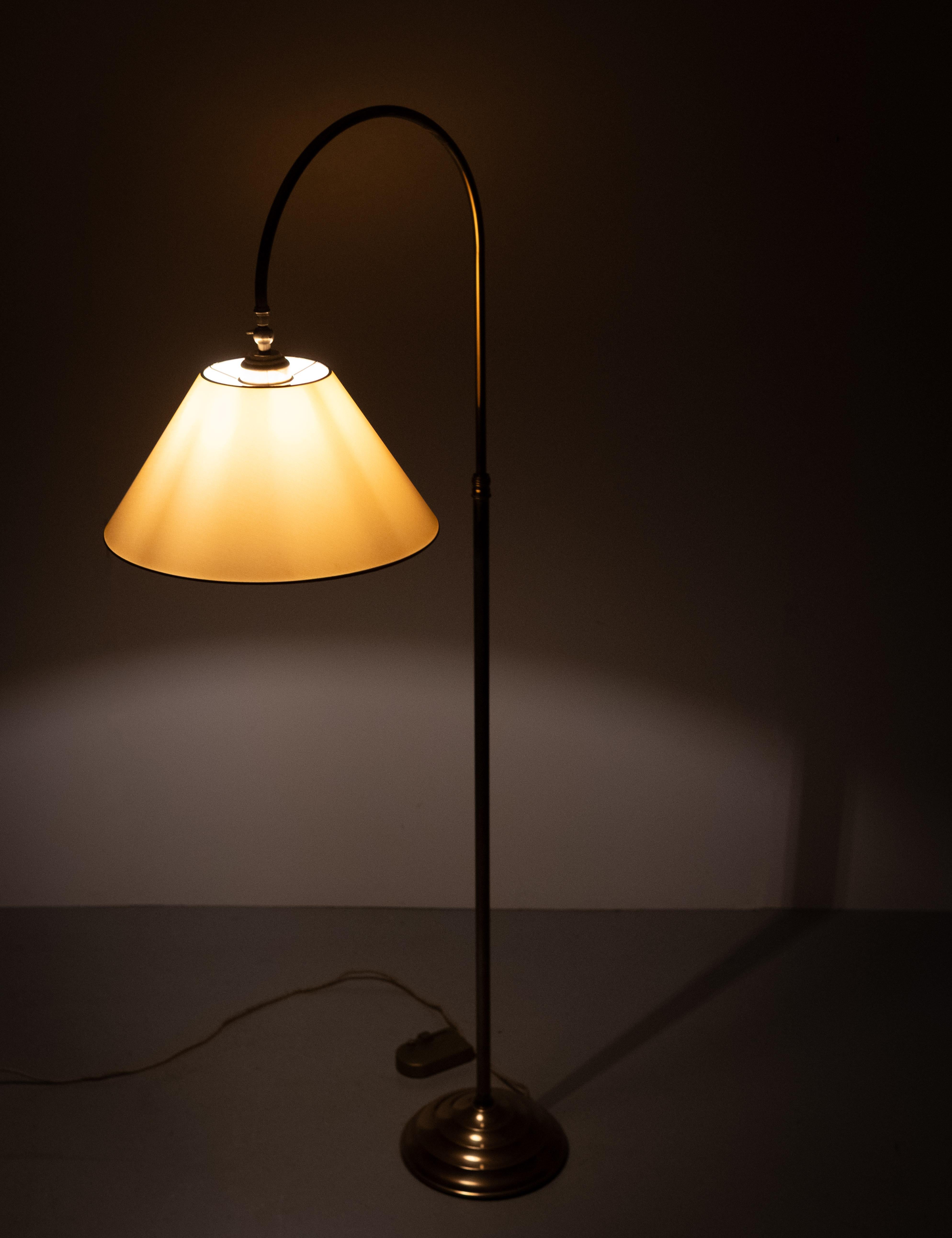 Klassische Stehlampe aus Messing mit gebogenem Hals, 1950er Jahre im Angebot 2