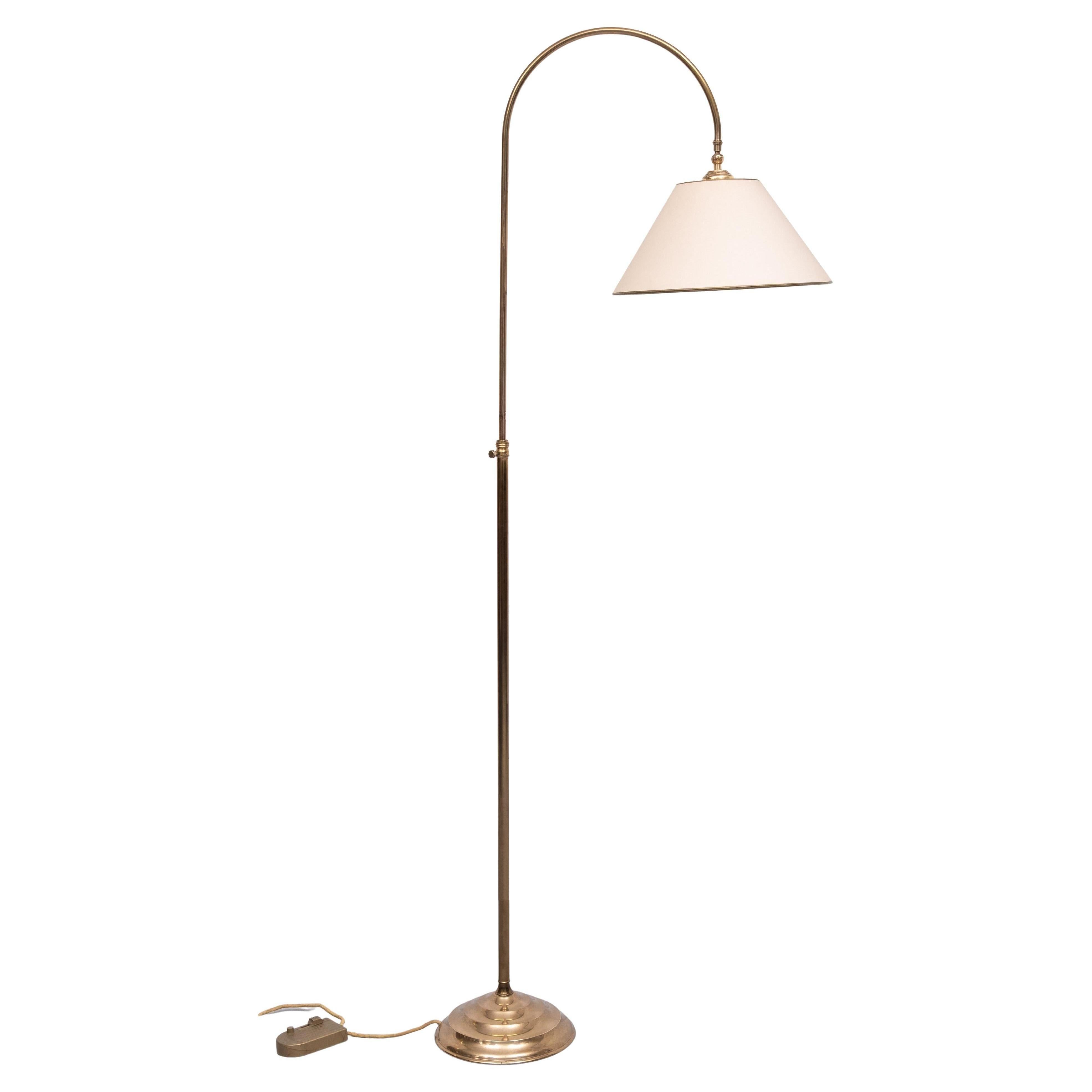 Klassische Stehlampe aus Messing mit gebogenem Hals, 1950er Jahre im Angebot