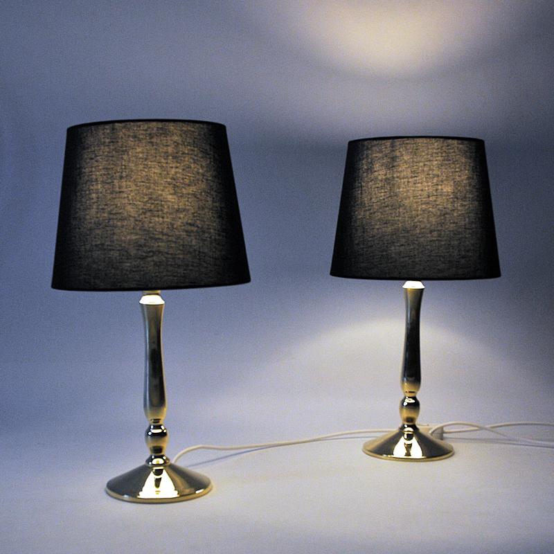 Joli et classique ensemble vintage de lampes de table scandinaves en laiton fabriquées dans les années 1950. Ces lampes du milieu du siècle ont un corps en laiton poli - et des décorations en laiton avec le design comme des chandeliers. Signé en