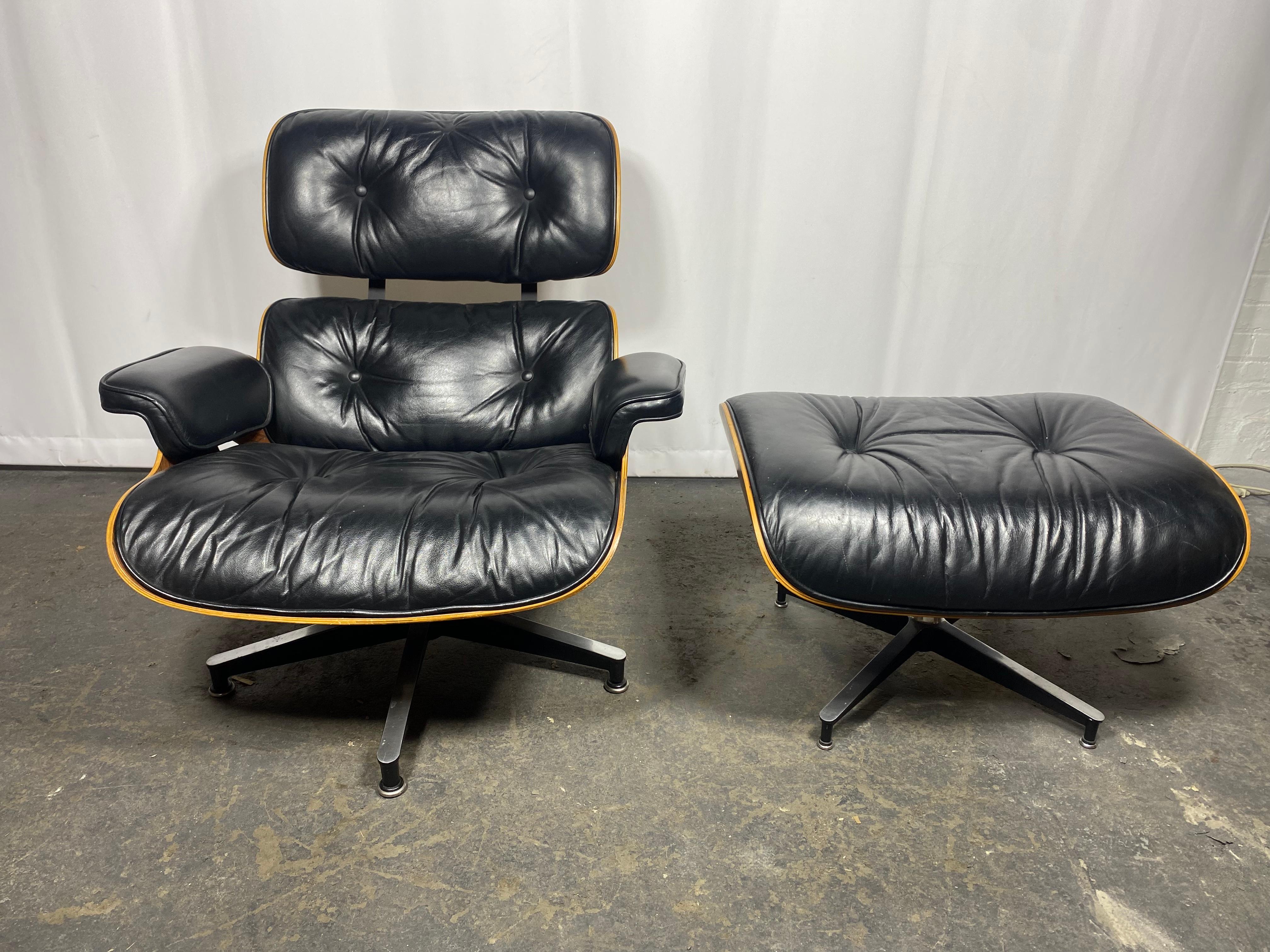 L'emblématique chaise longue 670 et l'ottoman 671, conçus par Charles et Ray Eames pour Herman Miller. Un design luxueusement doux et confortable. Le cadre met en valeur la magnifique sélection de palissandre brésilien, au grain riche et profond. .