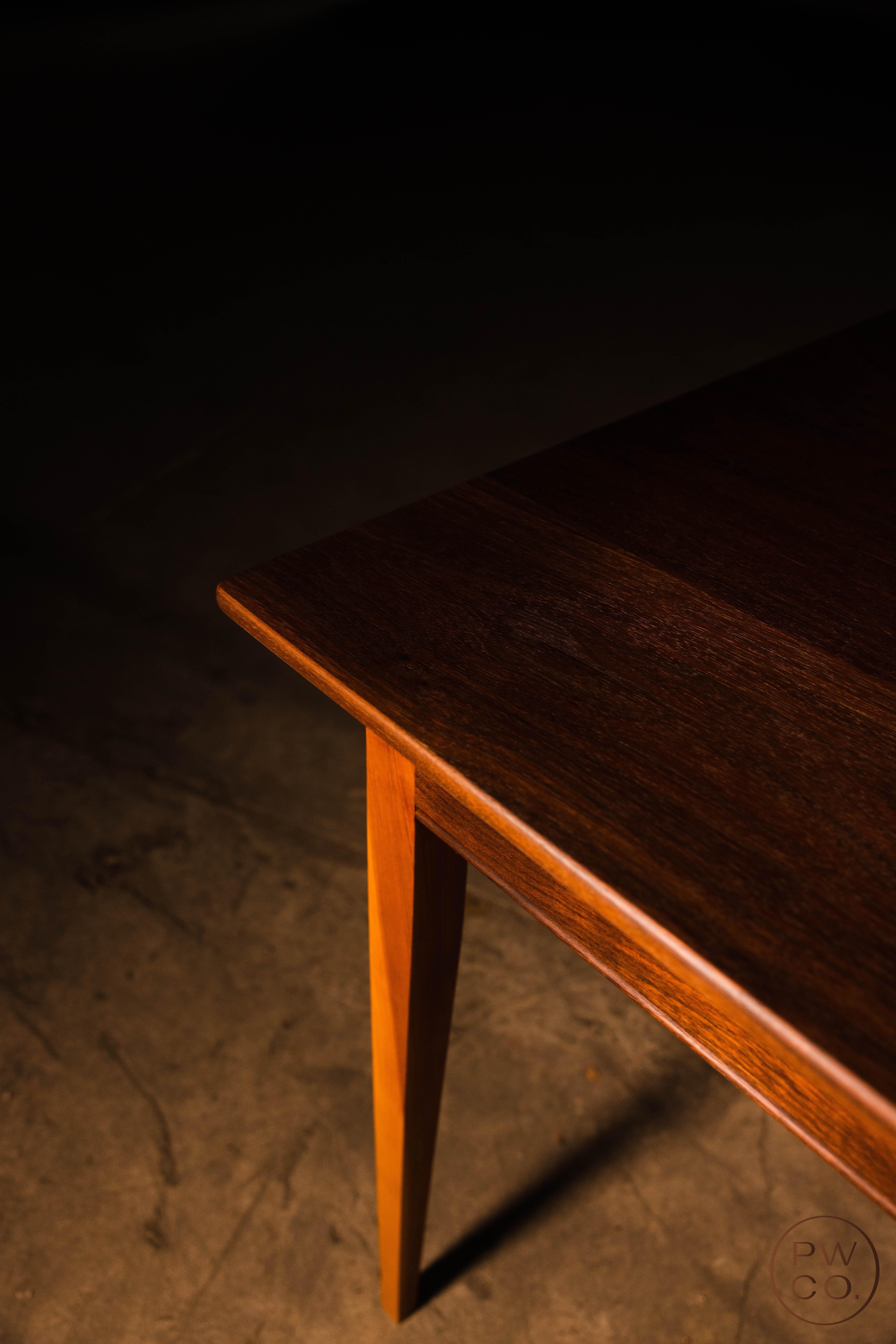 La table a été construite par le propriétaire de Paramount Woodworking il y a 14 ans et a récemment été entièrement restaurée pour être plus belle que jamais. Il est disponible à un prix fantastique !

Dimensions : 31