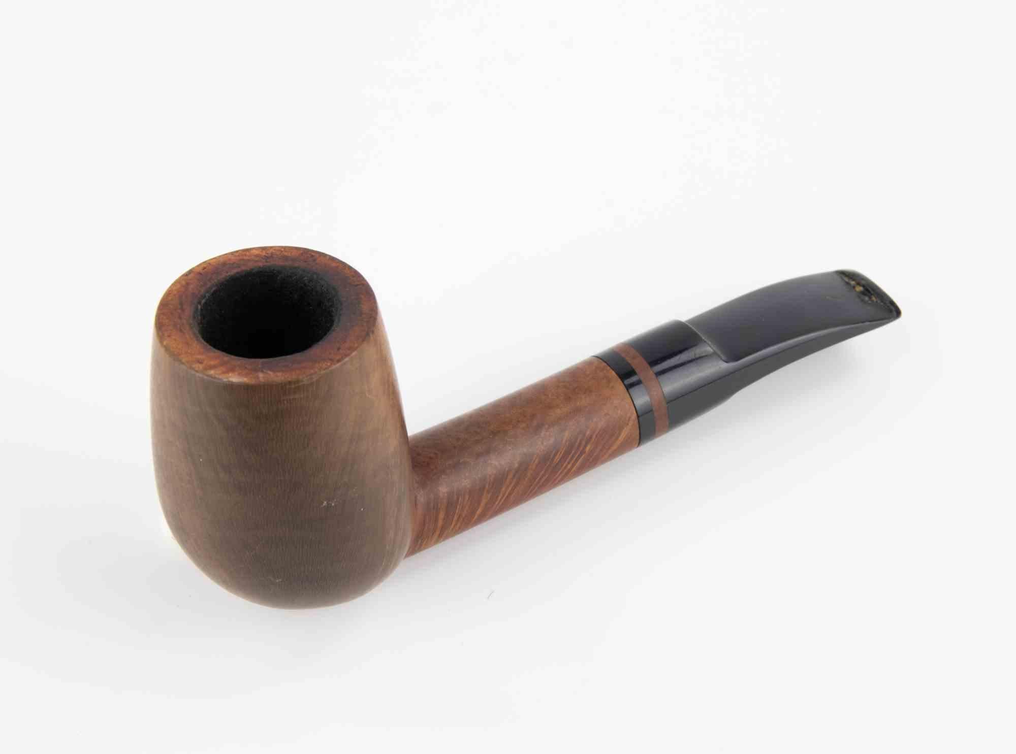 Une pipe en bois de bruyère finement travaillée, présentant un grain naturel chaud et un haut fourneau légèrement effilé. La tige se transforme élégamment en une tige en acrylique noir accentuée par un anneau en bois subtil, conférant à la pièce un