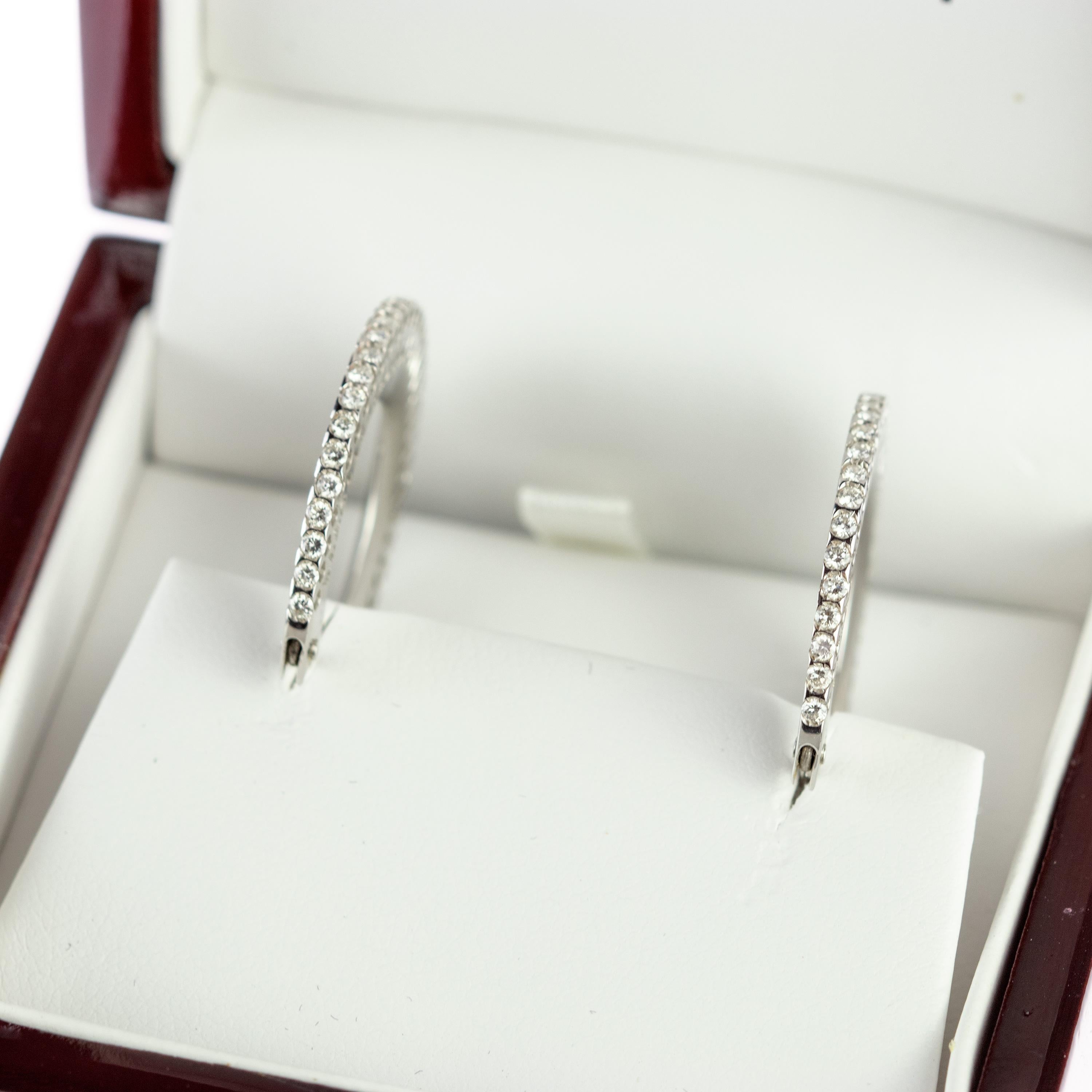 Belle Époque Orecchini a cerchio classici con diamante brillante da 0,9 carati fatti a mano in oro bianco 18 carati in vendita