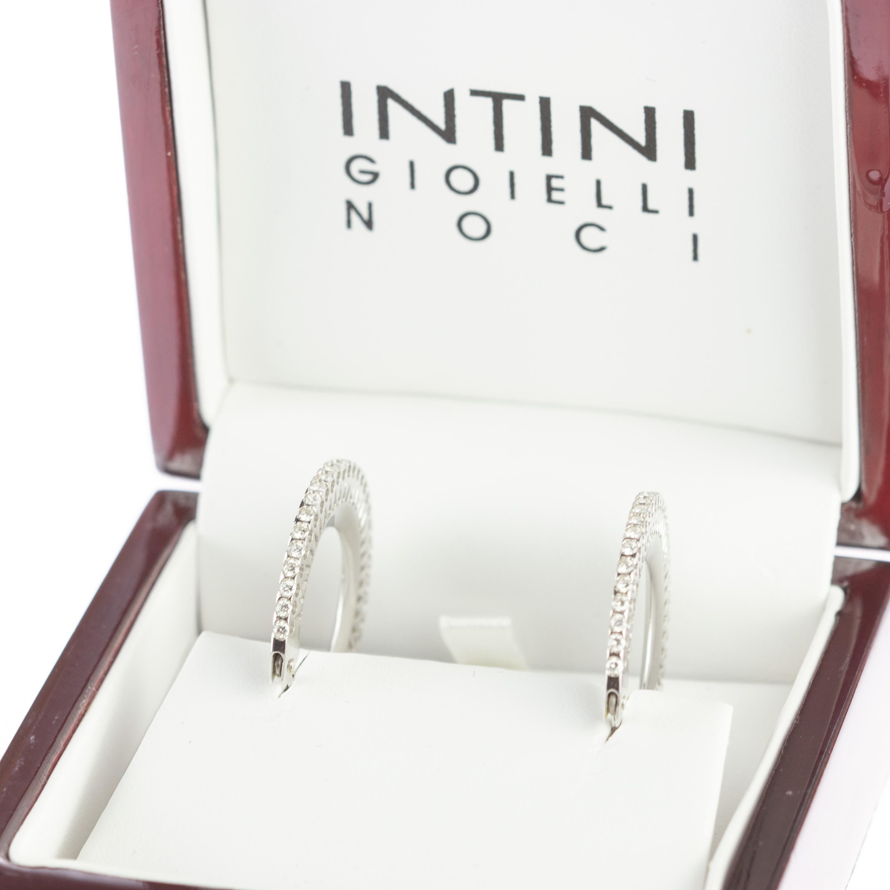 Taglio brillante Orecchini a cerchio classici con diamante brillante da 0,9 carati fatti a mano in oro bianco 18 carati in vendita