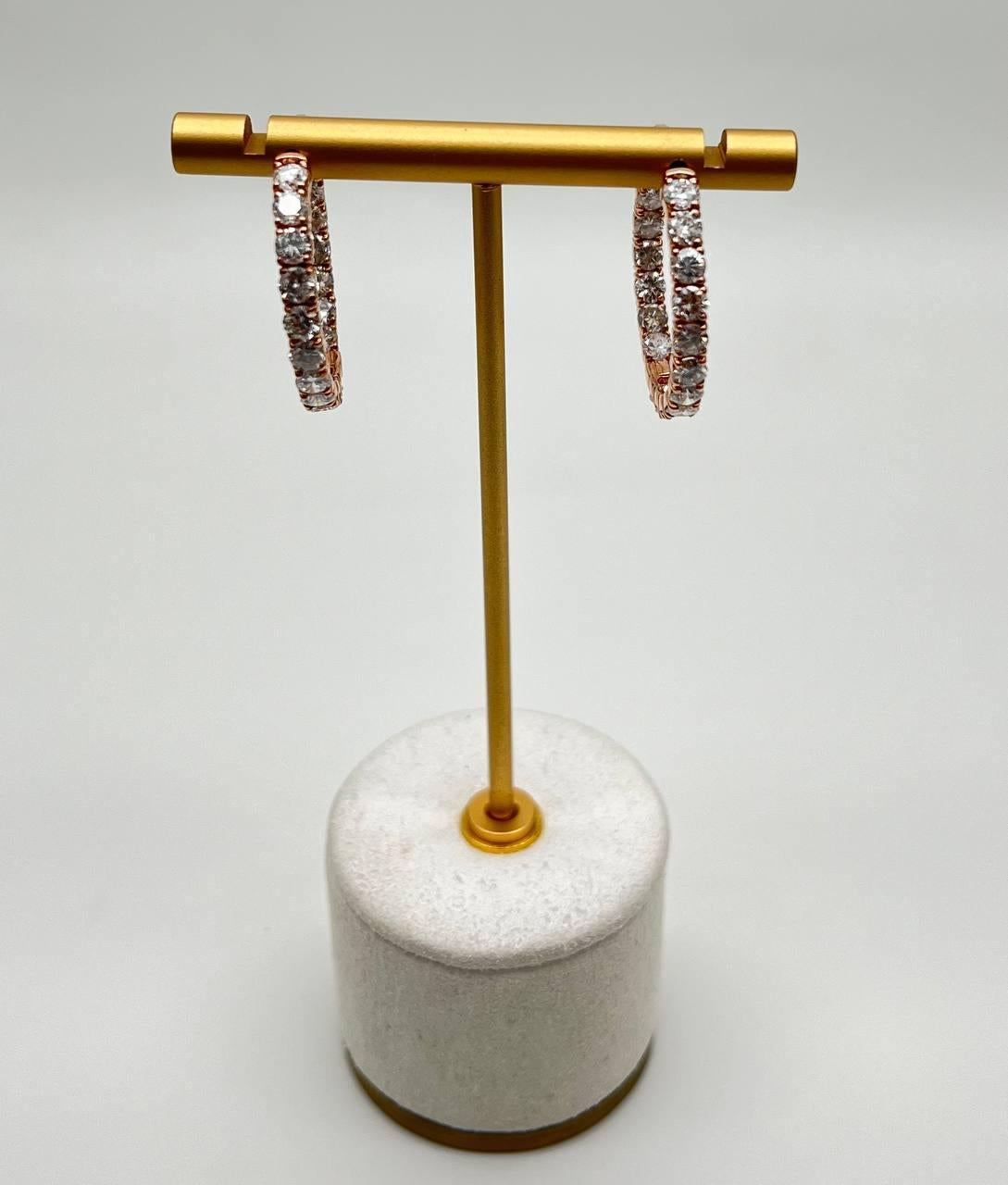 Taglio brillante Classici orecchini a cerchio medi con diamante tondo brillante in oro rosa 18 carati in vendita