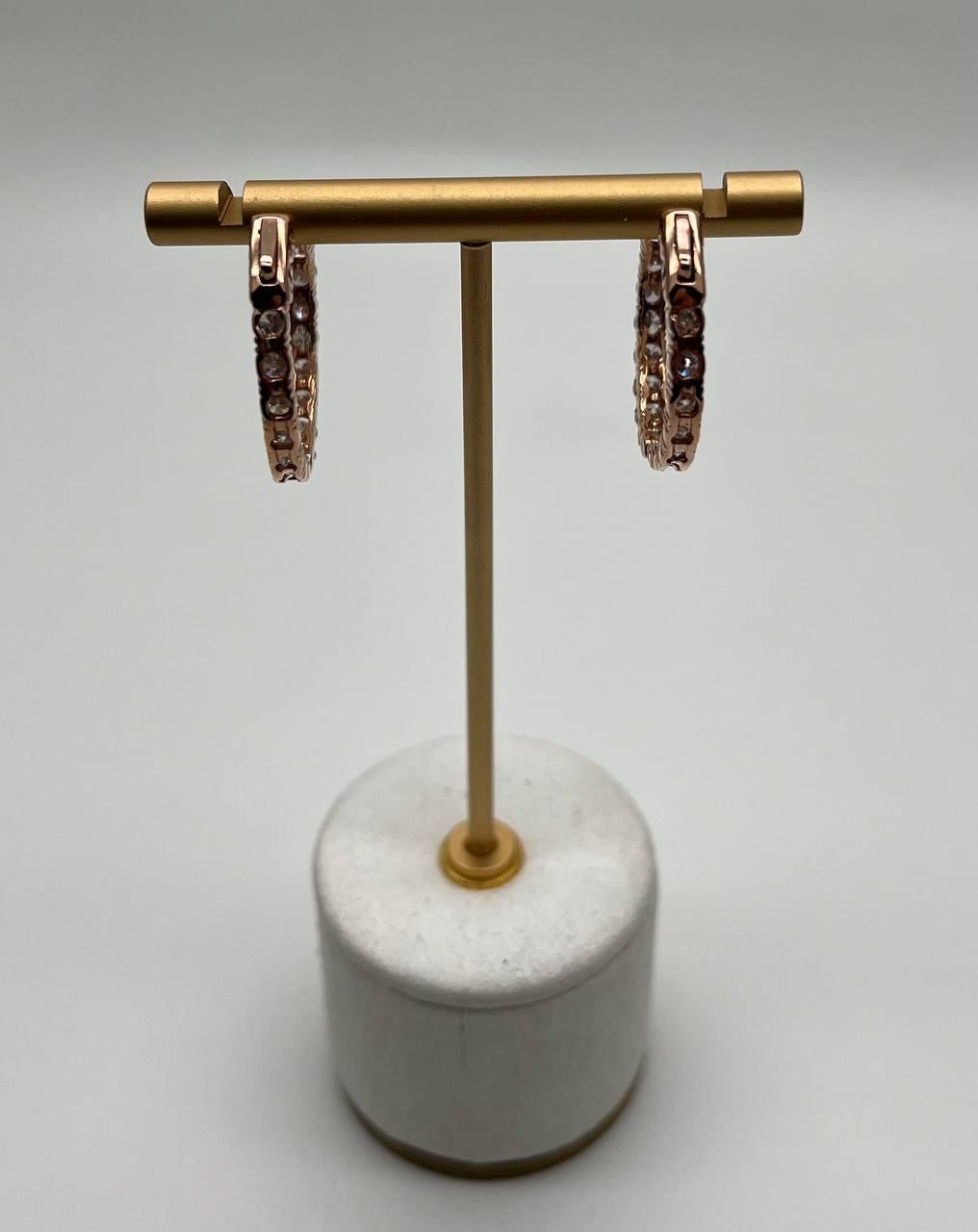 Classici orecchini a cerchio medi con diamante tondo brillante in oro rosa 18 carati In condizioni Nuovo in vendita a Oakton, VA