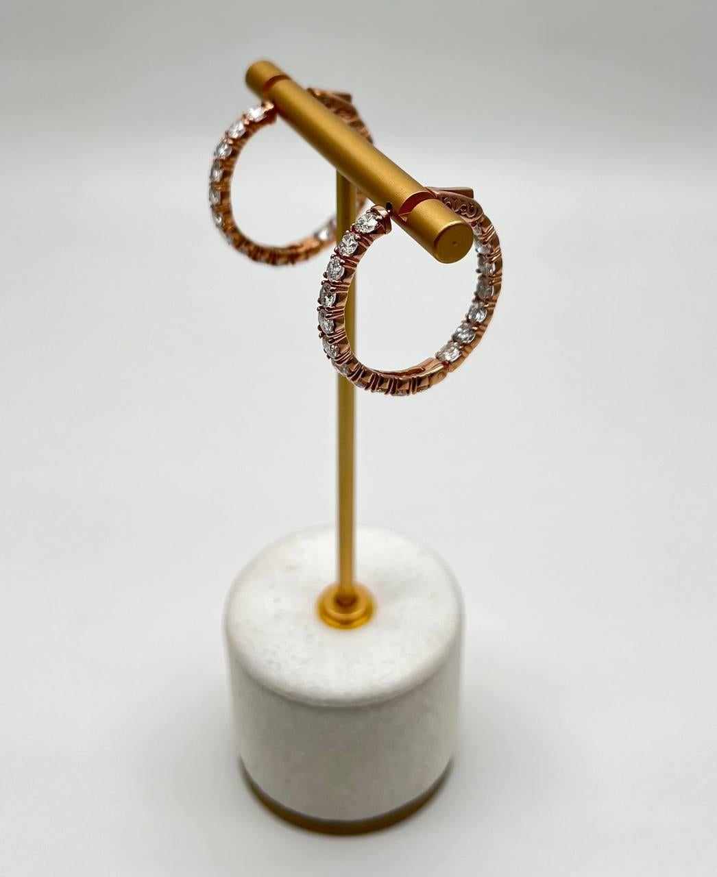 Classici orecchini a cerchio medi con diamante tondo brillante in oro rosa 18 carati in vendita 1