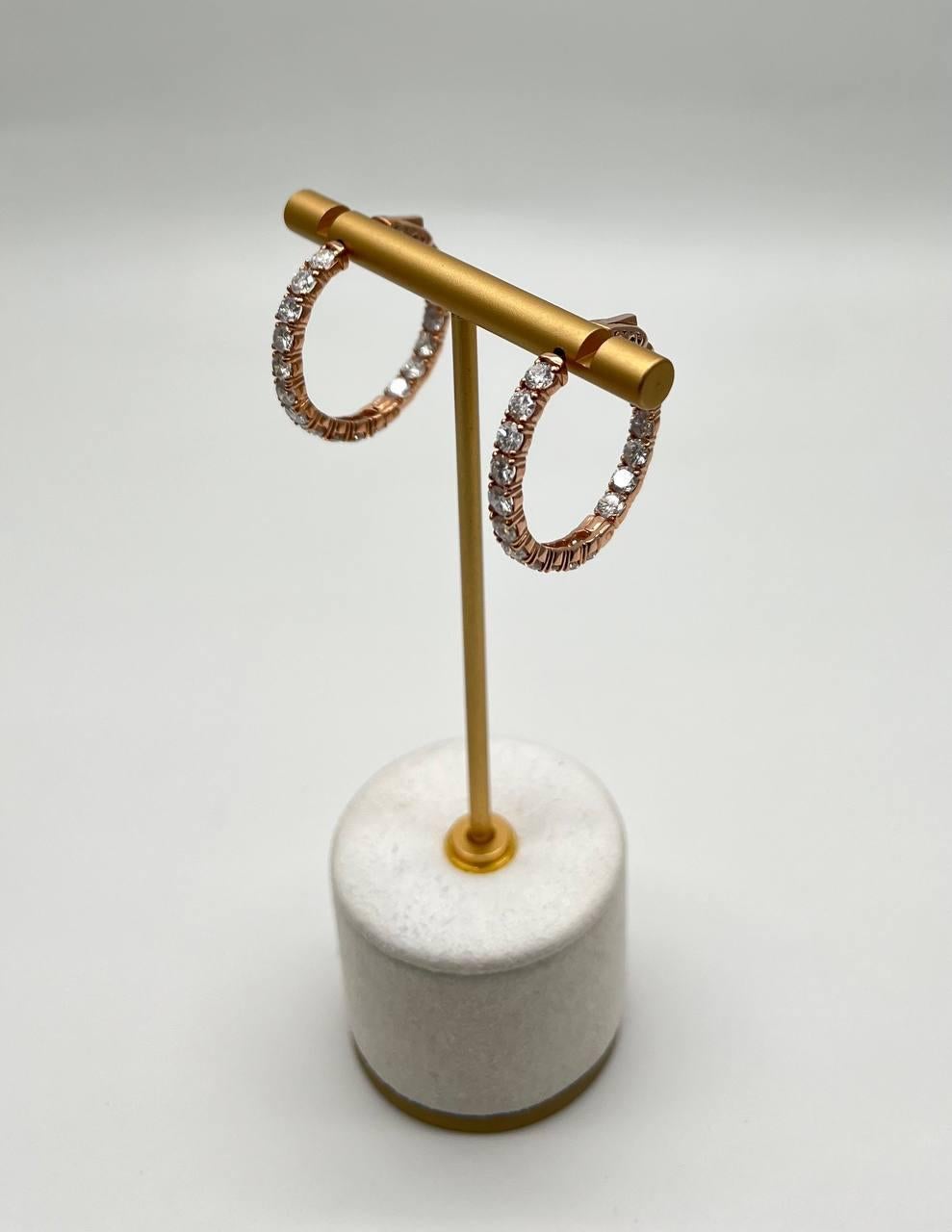 Classici orecchini a cerchio medi con diamante tondo brillante in oro rosa 18 carati in vendita 2