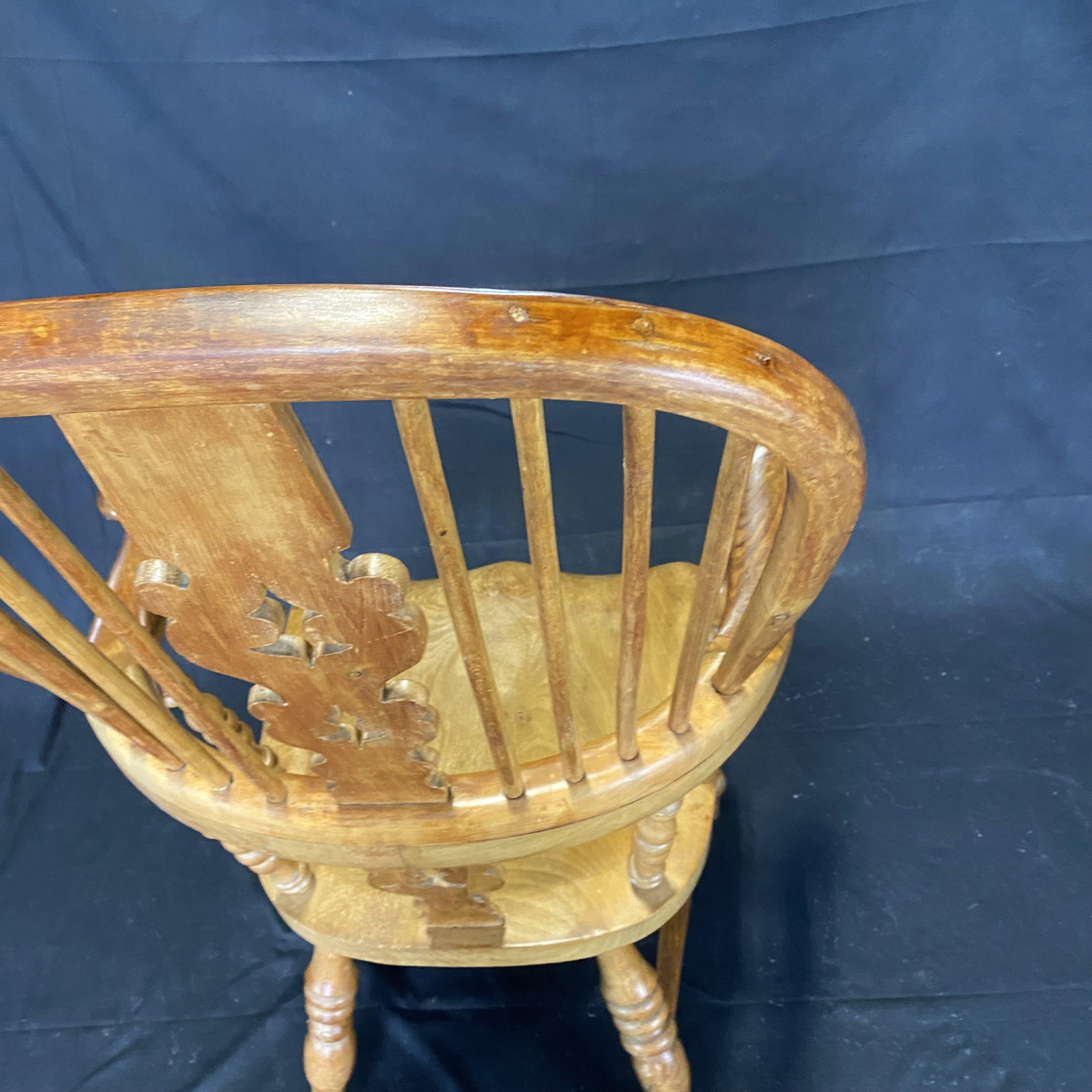 Classic British Antique Oak Windsor Chair  In Good Condition In Hopewell, NJ