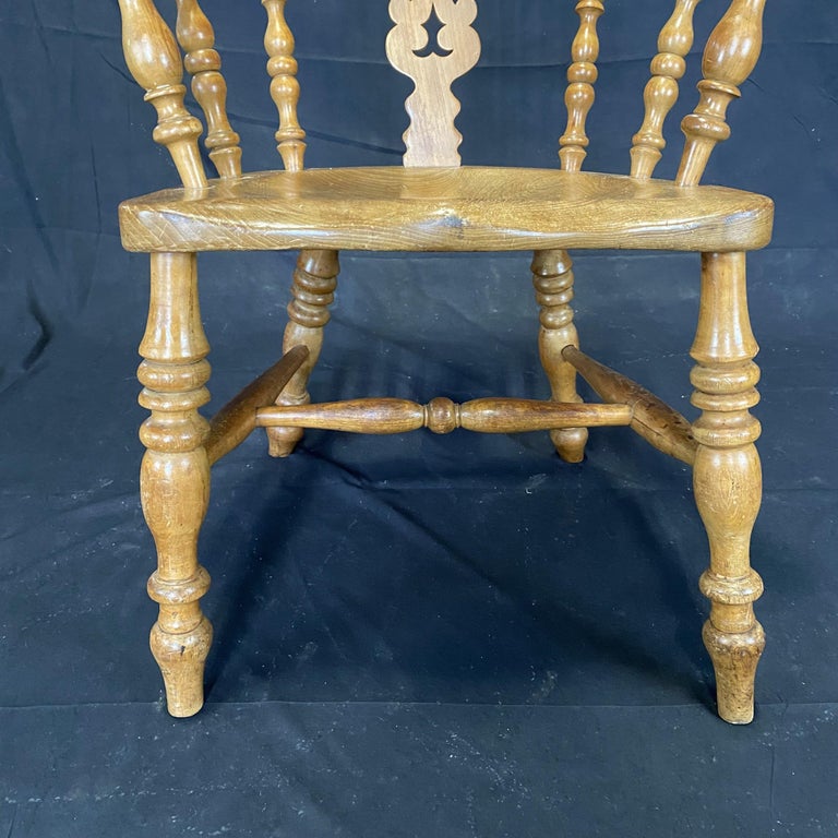 Classic British Antique Oak Windsor Chair For Sale at 1stDibs
