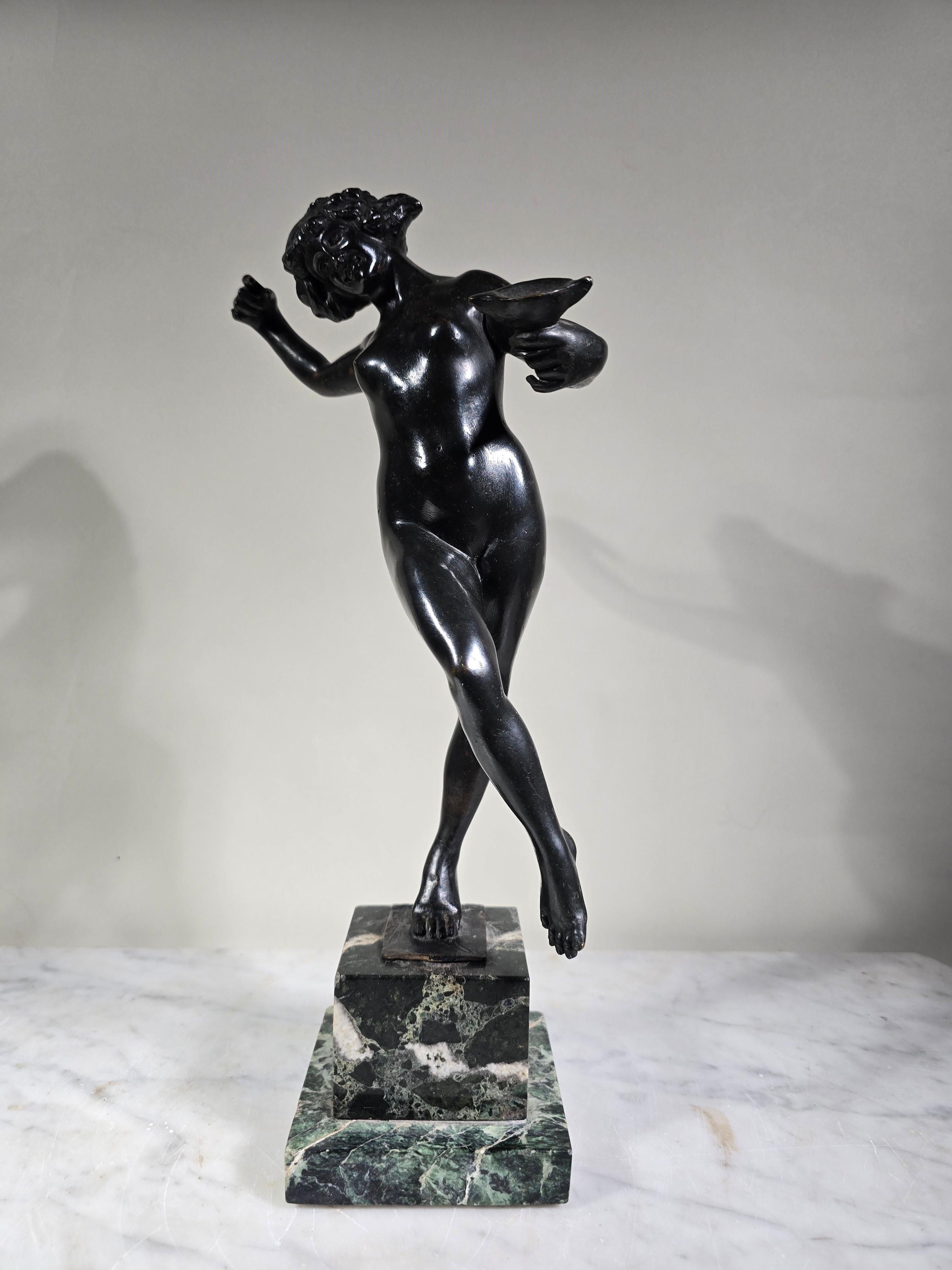 Diese elegante Bronzeskulptur fängt die Schönheit und Anmut des antiken Griechenlands ein und stellt eine Jungfrau in ihrer ganzen Pracht dar. Dieses zeitlose Kunstwerk wurde von dem berühmten italienischen Bildhauer Luigi de Luca (1857-1953)