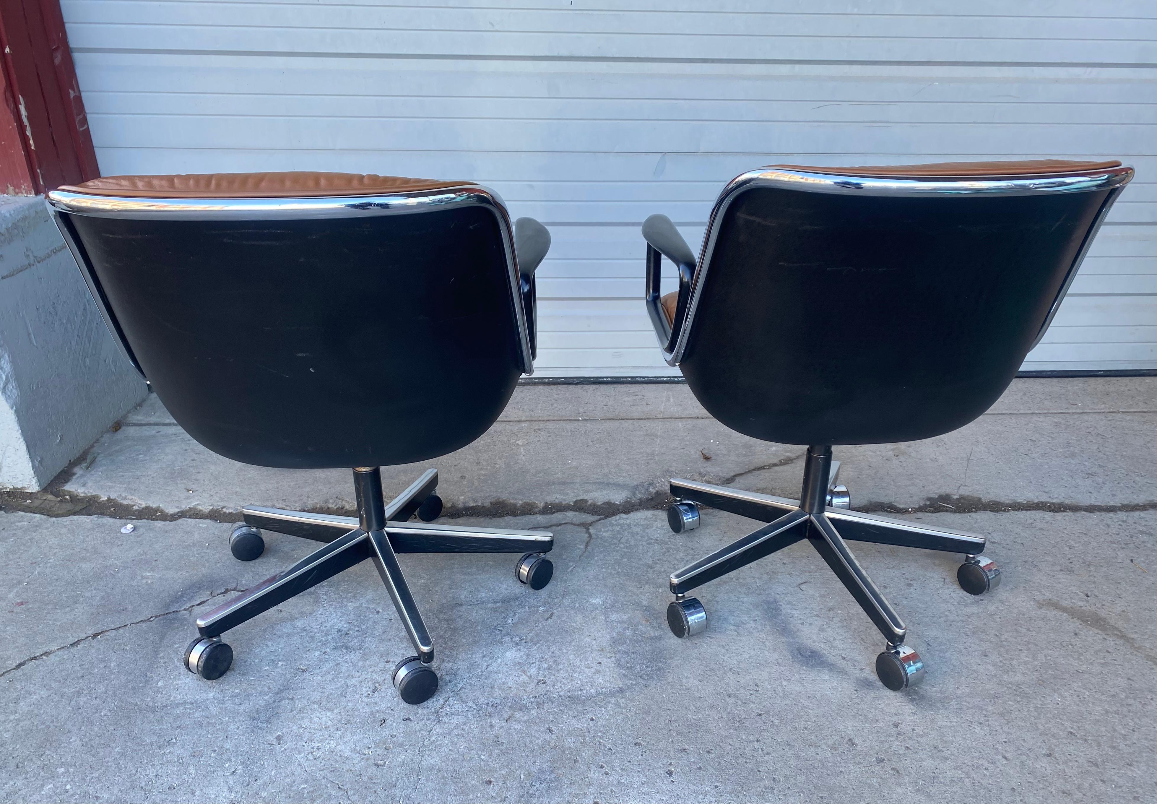 Classic Brown Leather & Chrome Pollock Chairs manufactured by Knoll , 1980s Bon état - En vente à Buffalo, NY