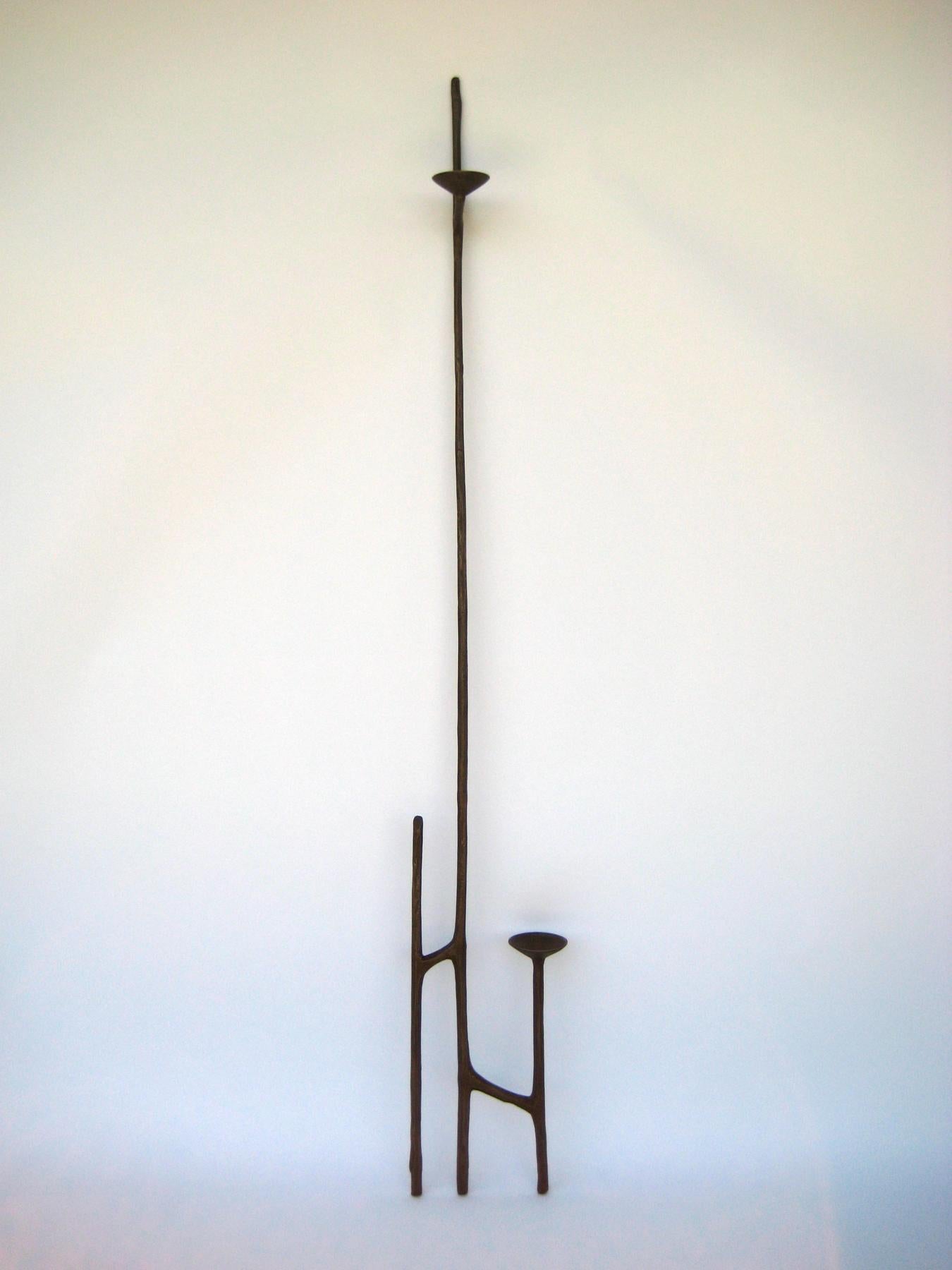 Klassischer braun patinierter bronze leuchter von Mary Brōgger
Abmessungen: B 33 cm x T 5 cm x H 196 cm.
MATERIALIEN:  braun patinierte Bronze.
Auch in anderen Ausführungen und Abmessungen erhältlich. Bitte kontaktieren Sie uns.

Mary Brōgger ist