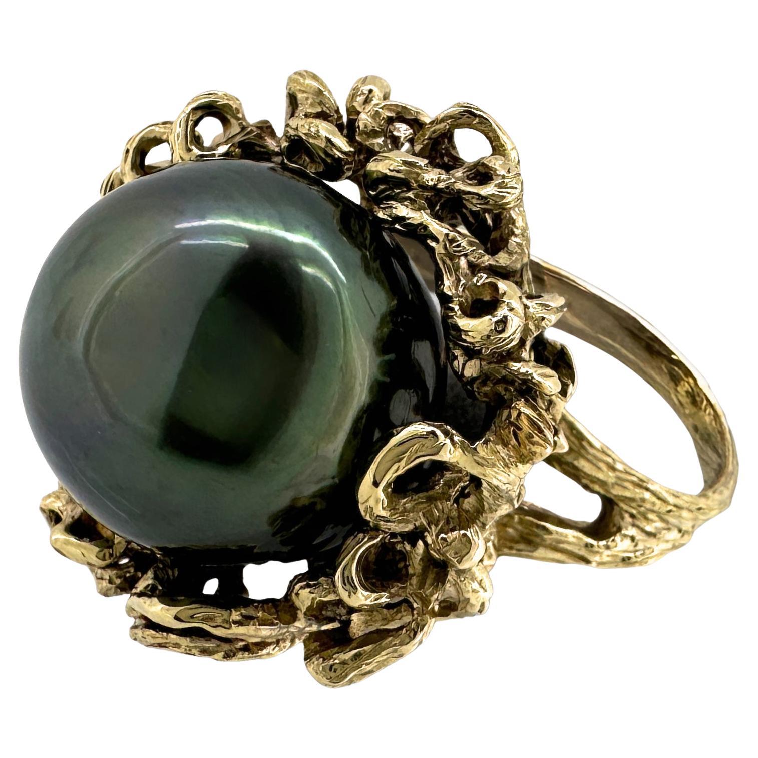 Classic Brutalist "Nest" Ring for Tahitian Black-Green Pearl in Yellow Gold For Sale