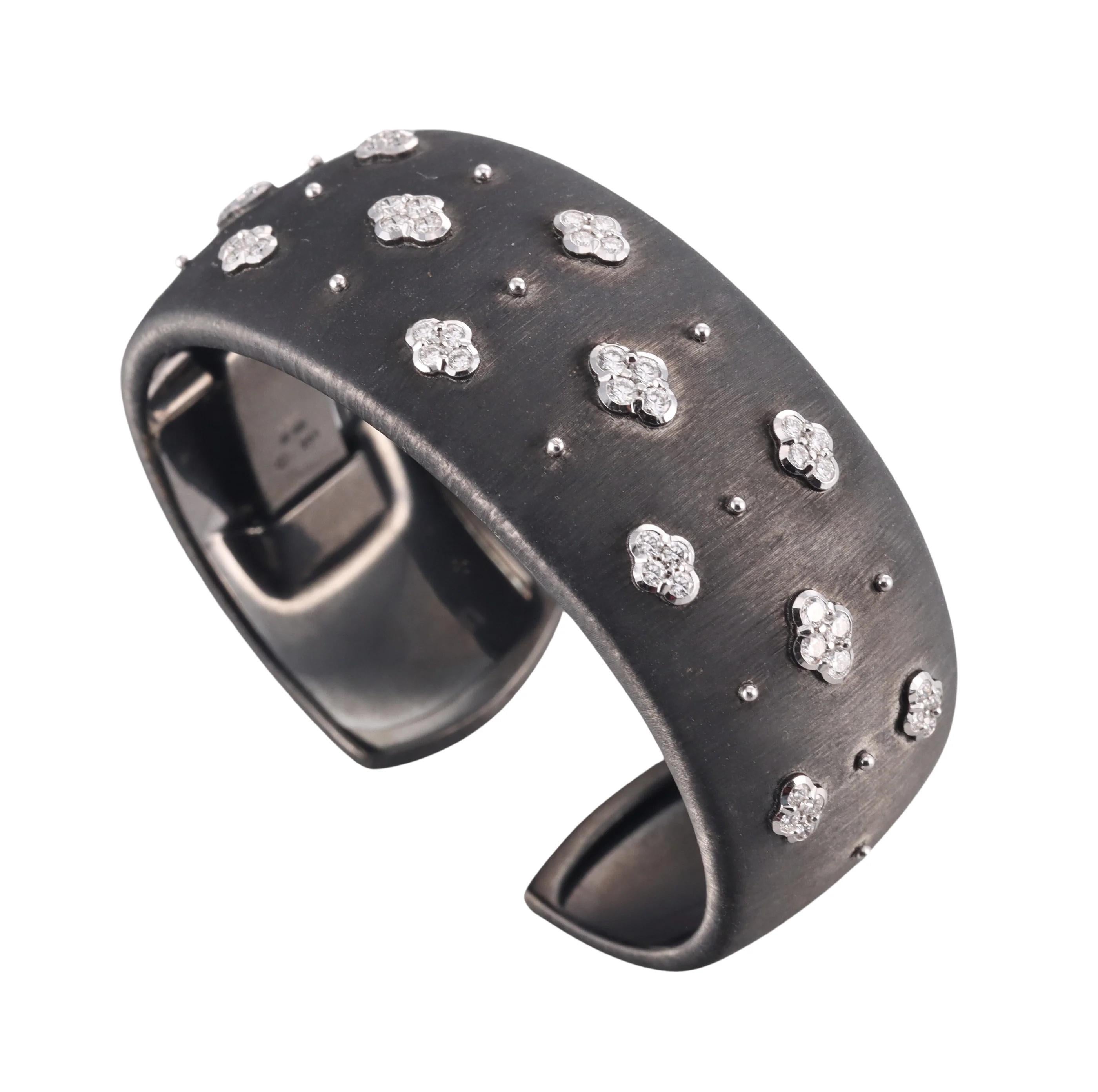 Classico bracciale Buccellati in oro annerito 18k firmato Buccellati, con circa 1,43 carati di diamanti.