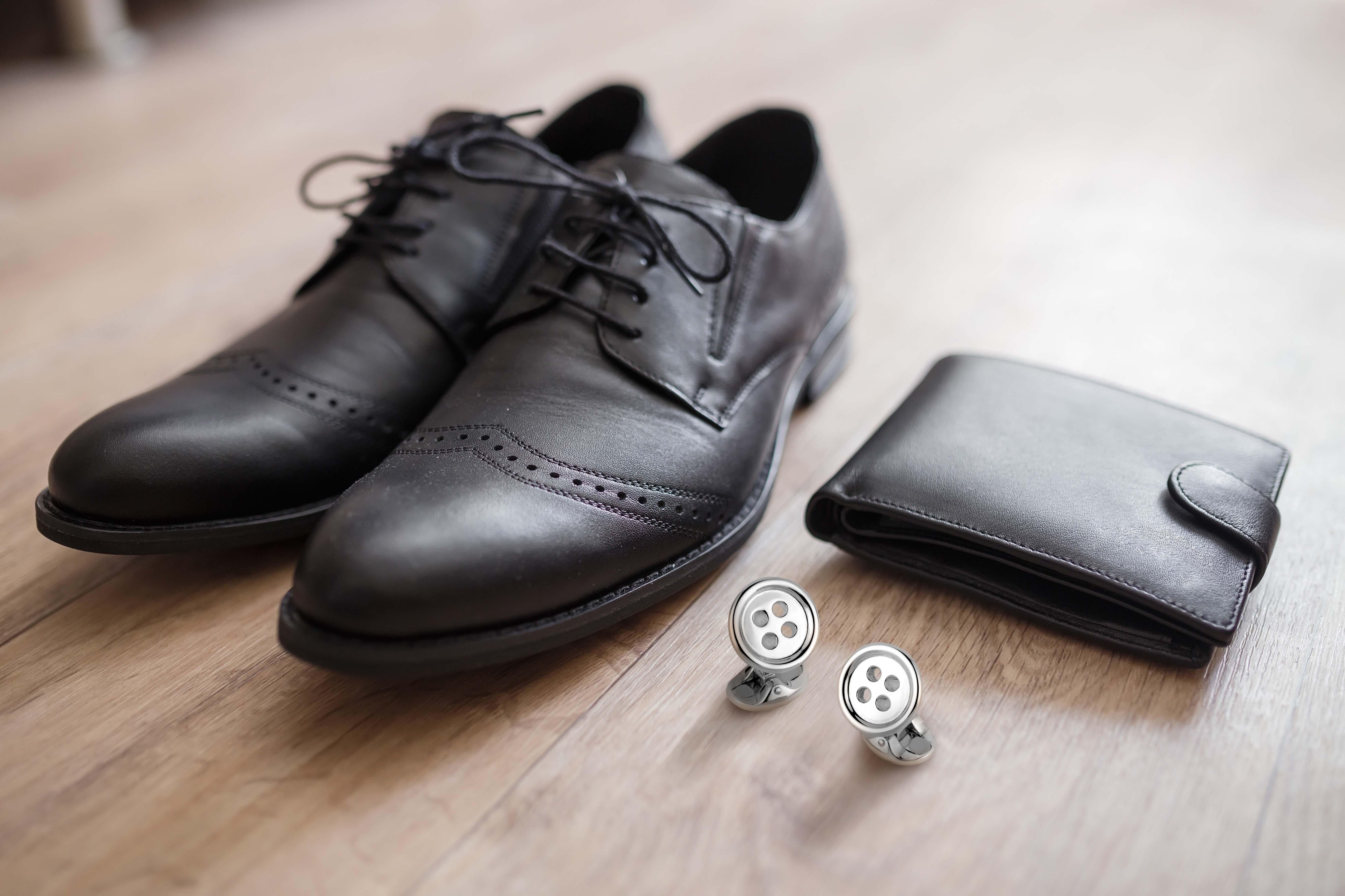 DEAKIN & FRANCIS, Piccadilly Arcade, London

All shirts come with buttons, but make yours stand out with these classic, highly polished button cufflinks that will last a life time.
Exuding traditional elegance, these designs are a staple part of any